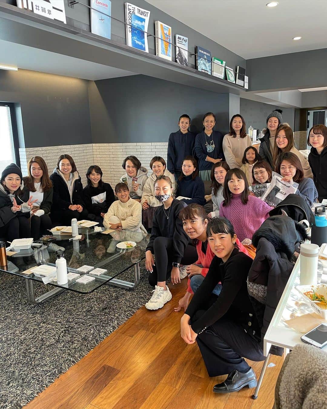 岡清華のインスタグラム：「Ayurveda 〜それぞれの幸せ、それぞれの輝き〜  おはようございます。 ここ数日、毎日のようにMOTHERへそれぞれの形で 関わってくださる皆様と朝から晩までお話しさせて頂き 感謝と未来へのワクワクが止まらないので、 年末の会の写真を引っ張り出してみました😊  MOTHER Ayurveda Leader スクールは、 次回2/3 〜　3ヶ月かけて開催します。  募集に関しては、大変ご希望いただく方が多いため、 1月末までは特別にお受けさせていただいています。 どうしても気になるという方はギリギリまで 悩まれている方も多いです。  もしも、1期、2期の皆様の意見が聞きたい！ などありましたら、 @mother_leader2021 アカウントが フォローしている卒業生の皆様のアカウントへ 質問されてみるのもいいかもしれません。  info@mother-japan.comへ📩 いただければMOTHERのbackofficeが ご相談にものらせていただいております。  _____________________________  去年の9月にMOTHERの1周年を迎えた時、 Ayurvedaの本質を伝え、学び合うために、 必須であるテーマを掲げました。  それは、"繋がり" です。 まずは自分自身との繋がり、 そしてMOTHERに関わってくださる皆様との繋がり。  私はそれから"繋がり"というテーマに最もの時間と エネルギーを注いできましたが、それから約5ヶ月近く経ち、 その繋がりに私自身が最も感動と、強烈な光、 恩恵を受けています。  まずは、Ayurvedaは一人で学べるものでもなく、 書籍やネット、理論なわけで学べる物ではない ということを心から実感しています。  人との関わりの中で、 社会との関わりの中で、 色々な煩悩や妨げに感じるものや、 欲望などと共存する中で、  最古の知恵を現代の様々な日常に落とし込みながら いかに "実践できるか？" ということが 何よりの…というか、唯一の、永続的な幸福への道。  そして、私は、この学びを共有する中で、 ご一緒いただいている皆様おひとりおひとりとの 関わりから学ぶことの多さに心から感動しているのです。  _______________________________  今週5日間だけで、実に20名弱の方々と、 スクールの事前個別カウンセリングをさせていただいた。 30-60分の対話の中で出たアーユルヴェーダの魅力を いくつかご紹介したいと思う。  ▶︎本来の自分を知り、本当の自分で自分らしく生きる  　今まで生きてきた中で、自分の感情や気持ちを 押し殺してきたことに気づく。 では、一体本当の自分とは、なんなのだろう？  自分が本当にしたいことや、やめたいこと、 本当に叶えたいことや幸せを感じられることはなんなのだろう？ 　 　あれ？どうやって生きればいいんだ？笑 何を選択して、何を手放すのが正解なんだろう？ 気がつけば、情報に流されたり人の人生を生きていないだろうか？ 誰かに憧れや理想を置き換えて、ギャップを感じ 自分を否定的に感じていないだろうか？ いつまでもたどり着くことのない完璧や理想を求めて ひたすらに、時間もエネルギーもお金も注ぎ込んでいないだろうか？  世の中の全ての物質的なものには、 永遠や永久というものは、何一つないのとおなじで、 人間は、誰一人として同じ人は、一人も居ない。  幸せのカタチもそれぞれ、輝き方もそれぞれ。 人へ貢献できる方法も手段も、存在する使命も、 全て違っているとしたら、  あなたはどのようにして、それを叶えるだろうか？ その方法について理解できた時、生涯迷いや不安に 明け暮れることから解放されるのではないでしょうか？  人生には幸も辛も＋−どちらも波が存在し、 物事は常に変動して突発的なイレギュラーを引き起こすが、 そのブレに気づいた時に、軌道修正できる術を知っていれば、 すぐに幸福や快適さへ続く経路へ戻れるのではないでしょうか？  本来の自分らしい人生は、本当に素晴らしく、 ラクに楽しく、すいすいと物事が進んでいく。 また最小限の力で最大の結果が得られるので、 ゆっくりと集中して充実した人生を進められる。  　 生まれてきた意味、生きている中で叶えるべき使命、 自分の特質を知るたび見えてくる自分だけの生き方。  自分の生き方、活かし方、満たし方、輝き方を 知っている方は、自ずと楽に生き、キラキラと光を放っていくでしょう。  ▶︎アーユルヴェーダを実践して最も驚くことやワクワクすること 　 正直に言うとこれは、日々更新される。 それは、毎日、毎時、毎秒、幸せや快適さ、 豊かさが、倍速で更新されていくから。  自分やその他のことが、日に日に理解でき、 毎日のように感動体験が生まれ、感じることも増えていく。  　 心と身体が連動していくと、考えたことが現実になり、 人間ひとりの中での出来事が、この世界で起こる出来事と 連動していることにも気づく。  毎日ワクワクしているし、毎日驚くことも増える。 ...という無限の可能性とアーユルヴェーダの 深さに対して驚く日々です😊  さて更なるスタートが楽しみ✨」