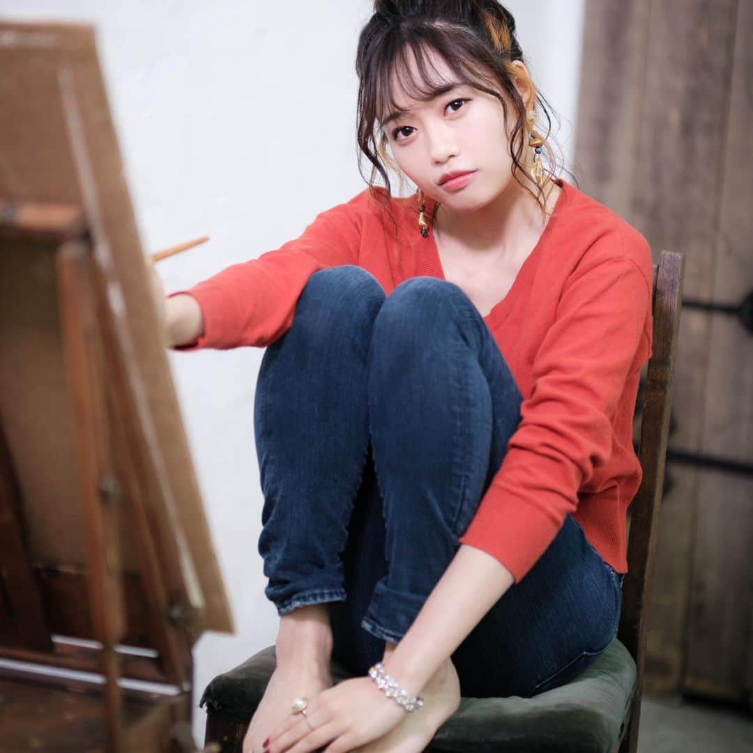 のインスタグラム：「. . . 見られてるの気づいて 慌てて絵を描き始めて 最後のドヤ顔 . まで1パッケージ☝️ . . .  #ポートレート レート #ポートレートモデル #ポートレート女子 #ポトレのセカイ #撮影会 #撮影モデル #ポートレートモデル募集 #カメラマン募集 #写真好きな人と繋がりたい #ポートレートしま専科 #good_portraits_world #good_portraits_japan #l4l #作品撮り #部屋着女子 #美脚フェチ  #撮影イベント #ggphoto #じーふぉり  #美脚モデル #インナーカラー #オレンジインナーカラー #お団子ヘア #お団子女子は好きですか #スキ二ー女子」