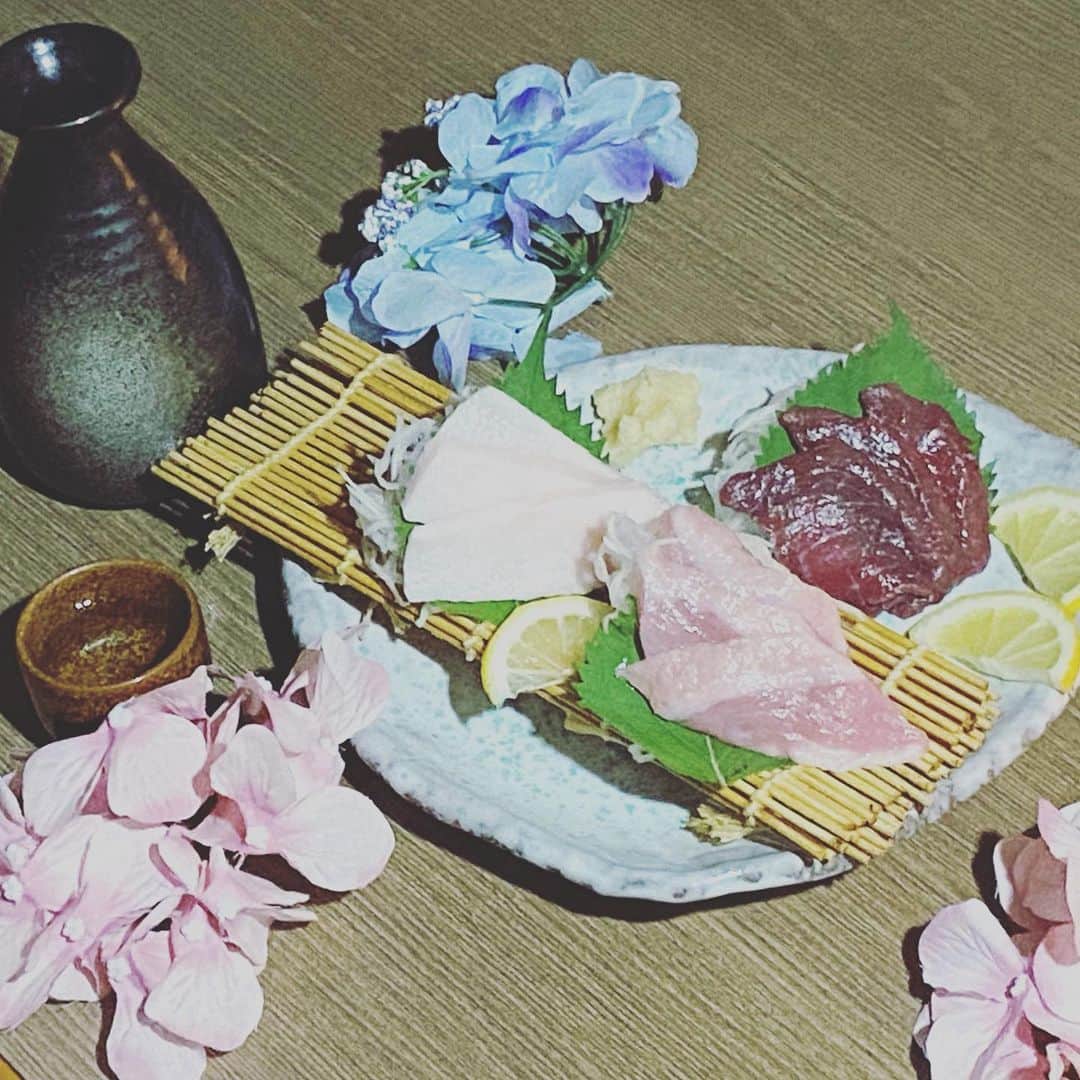居酒屋 うまとり千日前店のインスタグラム：「#馬刺し #赤身 #たてがみ  #うまとり #なんば #千日前 #個室 #居酒屋 #馬刺し #鳥料理 #食べ放題 #食べのみ #飲み放題 #難波 #ミナミ #アルバイト #follwme #instafood #いいね #いいね返し #日本橋 #グルメ #フォロー #フォロー返し #宴会 #料理 #賄い #まかない  #like4like #インスタ #カップルシート 17時〜20時営業中‼️ ドリンク全品99円 食べ飲み放題2500〜🍻」