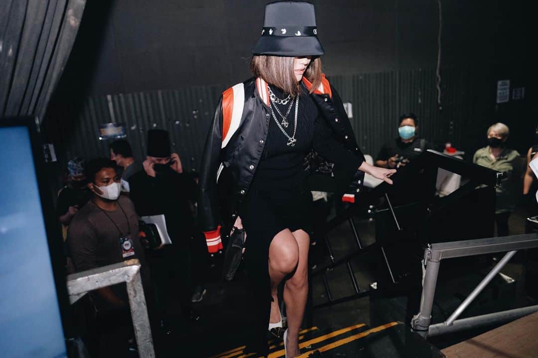 アグネス・モニカのインスタグラム：「Walk like i own the place.  (P.s: i do own the place 🤫) #AGNEZMO」