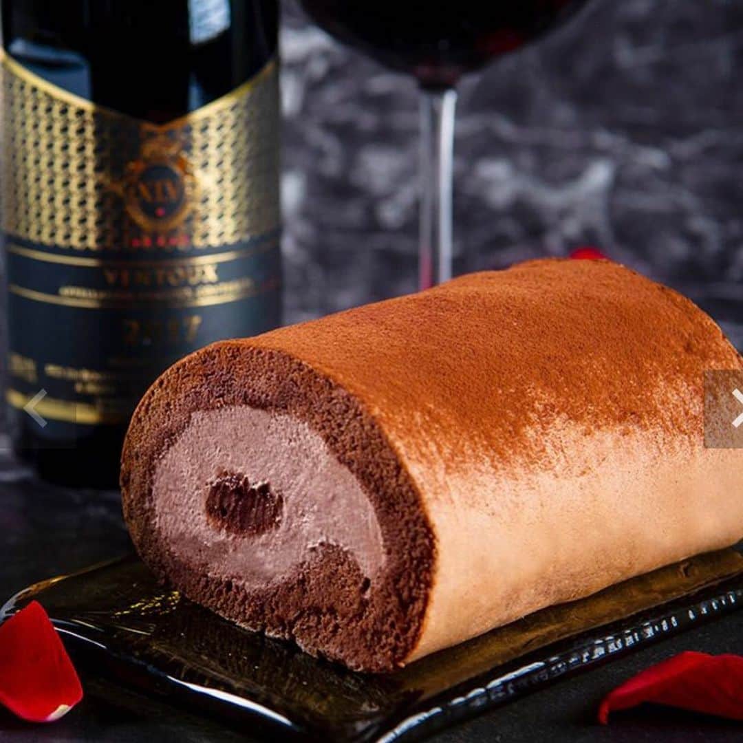 のインスタグラム：「. .  XLV国内初コラボレーション❣️ 🍷XLV （Xavier-Louis Vuitton ）× Mon cher🍰. .  ルイ・ヴィトン創業家の5代目ザヴィエ・ルイ・ヴィトン氏が創った. ワインとモンシェールのチョコレートの出逢い . . バレンタインオンライン限定 🍫Xavier-Louis Vuitton Roll🍫 . ヴィトン創業家5代目、Xavier-Louis Vuitton氏（ザヴィエ・ルイ・ヴィトン氏）. が手掛けるワイン、XLV VENTOUXを使ったガナッシュと.ショコラクリームを. ショコラ風味の生地でひと巻きしました。. . サントメ島で有機栽培されたカカオ分60%のハイカカオを使用した生地に、. ザヴィエ・ルイ・ヴィトンの赤ワイン入りガナッシュとショコラの2種類の. クリームを巻いたバレンタイン限定ロール。.  今だけ味わえる、モンシェールとザヴィエ・ルイ・ヴィトンの. コラボロールをぜひお楽しみください。 1,600円（税抜）  ミディアムサイズ（15.5×10×9） . .  ※XLVコラボロールケーキのみ. オンラインショップ限定販売 . .  🍫ご予約承ります. . HPネット予約. http://www.mon-cher.com/ . . 路面店:0120-96-1006 （コールセンター）. . . #xlvjapan  #モンシェール #moncher #バレンタイン #valentine .  #チョコレート #chocolate #love #愛　. #ワイン #wine #サロンドモンシェール . #堂島ロール #dojimaroll #date   #デート　 #大阪カフェ #coffee #サロンドモンシェール　 #大阪スイーツ #サロン #心斎橋カフェ # cake. #心斎橋ランチ #大阪アフタヌーンティー #アフタヌーンティー #バレンタイン アフタヌーンティー　 #スイーツ #カフェ　#心斎橋　 #スイーツ好きな人と繋がりたい」