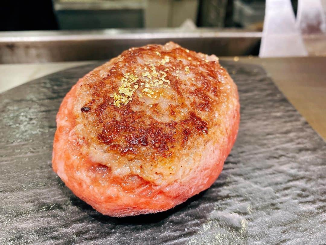 のインスタグラム：「・  渋谷パルコ地下に支店を出した博多で 大人気のハンバーグ店 『極味や』さんの神戸牛ハンバーグセットです  表面に軽く焼き目をつけたハンバーグが目の前へ 置かれ、あとは自分好みの焼き加減でいただくスタイル  自分で焼くという遊び感覚がウケているみたいですね  セットにはスープ、サラダ、ソフトクリームが付いていて御飯は食べ放題です  #極味や #ハンバーグ  #春風亭小朝」