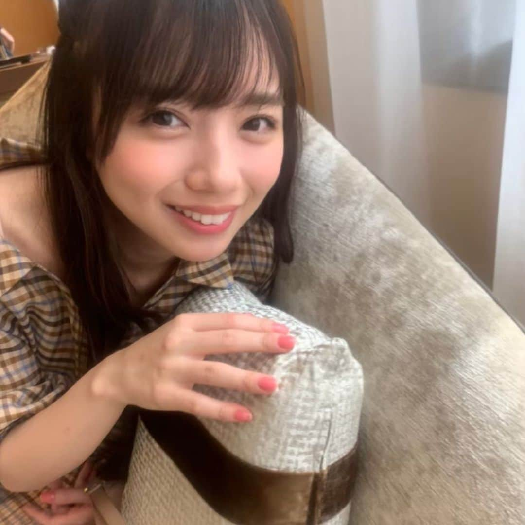 齊藤京子のインスタグラム：「【オフショット】祭り🎉やりますー❗️  銀座デートのレストランで、ウェイティングスペースに座る姿もかわいいきょんこ🧸💕 早くランチ食べたいね☺️  Twitterも見てください😚  #齊藤京子1st写真集  #とっておきの恋人 #齊藤京子 #日向坂46 #きょんこしか勝たん  #国民的彼女 #kyonstagram 👸💕  📢ご購入はプロフィールのリンクから」