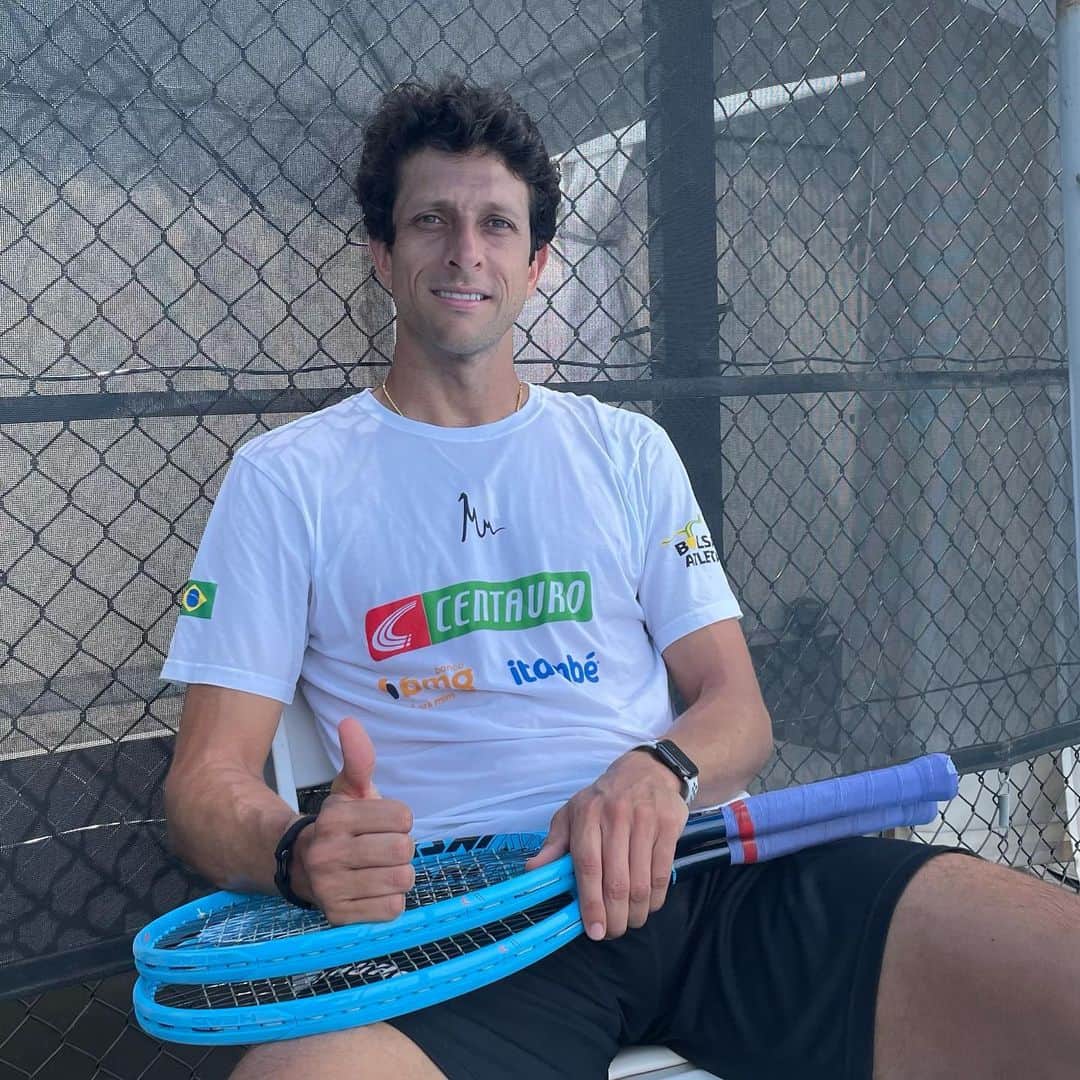 のインスタグラム：「Another great practice here in Melbourne. Thanks a lot @australianopen for the effort to make the best conditions as possible for us her, we know it’s not easy! . .  @centauroesporte @itambe @bancobmg @volvocars @vossworld @cbtoficial @foxtonbrasil @atptour @asicsbrasil @headtennis_official #somostodosgirafa #bolsaatleta」