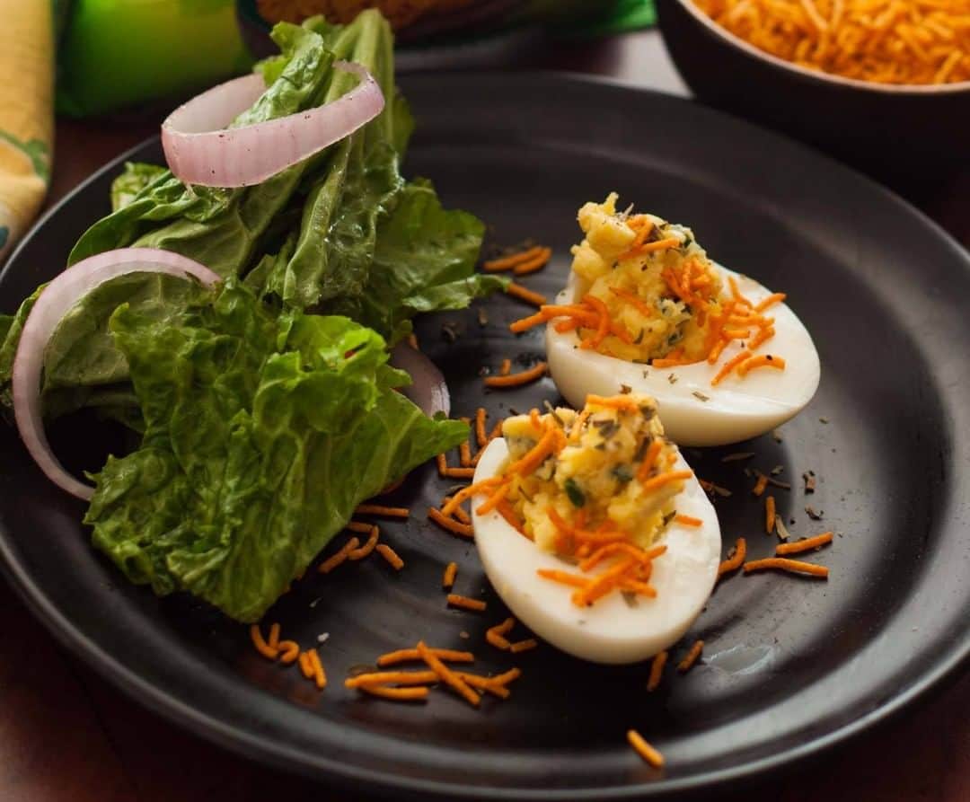 Archana's Kitchenさんのインスタグラム写真 - (Archana's KitchenInstagram)「This Stuffed Eggs with Parsley and Mayonnaise recipe is a super simple recipe to make. All you need is some fresh herbs and mayonnaise along with some steamed sweet corn. The boiled eggs are filled with sweet corn and herb filling and can be had for breakfast along with toast or as an appetizer for parties. Get the recipe from the smart.bio link in my profile @archanaskitchen . . . . . #recipes #easyrecipes #breakfast #Indianbreakfast #archanaskitchen #healthyeating #highprotein #breakfastclub #dosa #dosarecipes #dosabatter #ragi #ragidosa #mysoremasaladosa #homemadefood #eatfit #cooking #food #healthyrecipes #foodphotography #recipeoftheday #comfortfood #deliciousfood #delicious #instayum」1月24日 11時30分 - archanaskitchen