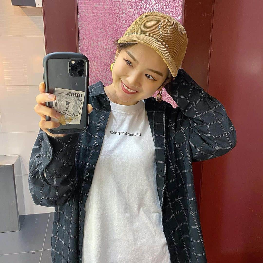 富久美玲のインスタグラム：「_ . 🆕 @human_graphics . 可愛すぎるコーデュロイのキャップ🐶 .  #mireistylecode#ootd#帽子#キャップ#humangraphics」