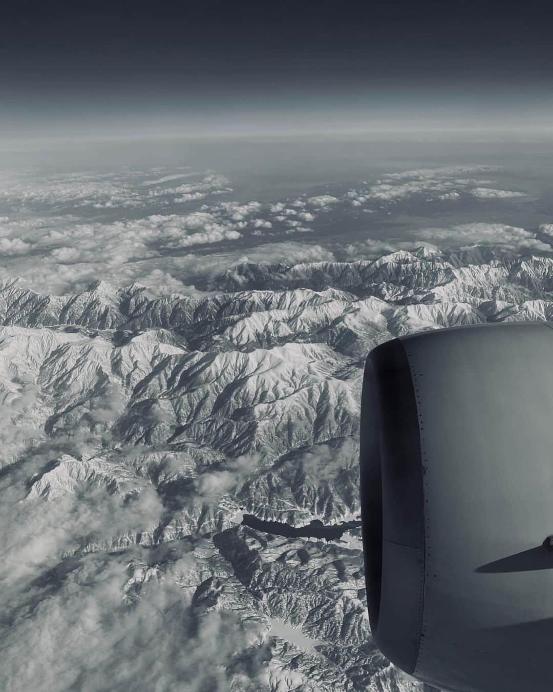 ISHIDAKOTONEのインスタグラム：「. この時、飛行機からの景色に思わず見惚れたな🏔」