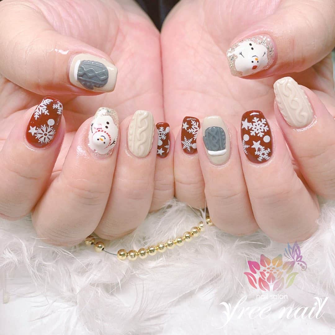 free nail フリーネイルのインスタグラム：「. お客様ネイル💅🏻☃️ . ウィンターニットネイル🧤🧶 . 冬のには冬のモチーフを⛄️❄️ . ご来店ありがとうございました🙇🏻‍♀️🙇🏻‍♀️🙇🏻‍♀️💗 . #ネイルアート #ジェルネイル #ネイルサロン #大阪ネイルサロン #ネイルデザイン #ネイルチェンジ #ニットネイル #雪だるまネイル #雪の結晶ネイル #立体ネイル #ホワイトネイル #グレーネイル #デザインネイル #トレンドネイル #ラブリーネイル #きれいめネイル #ネイルパーツ #冬ネイル #winternails #nailsart #nailsdid #美甲 #日式美甲 #日式美甲胶 #日本美甲师 #日本美甲老师 #美甲上课 #日本胶 #フリーネイル #freenail」