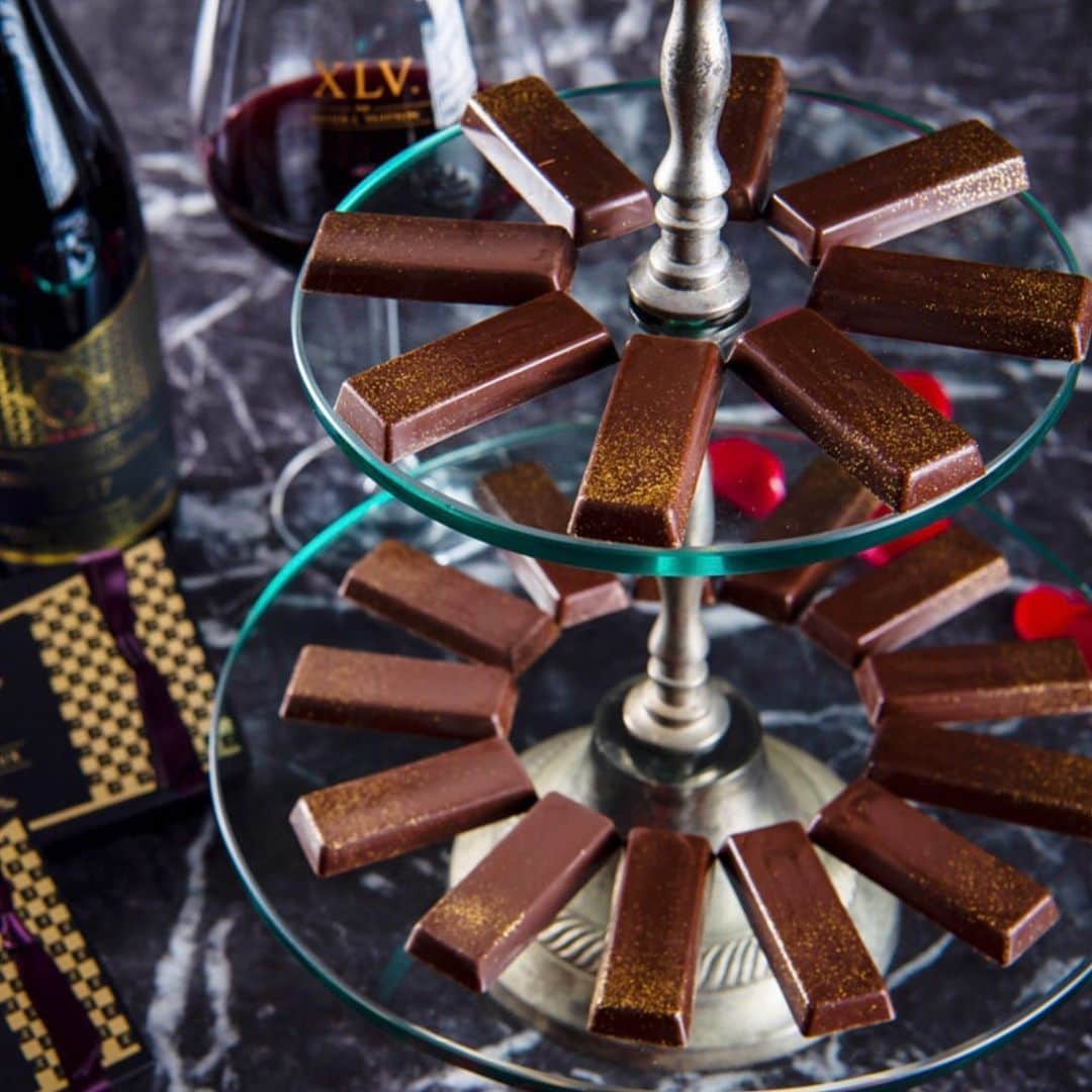 のインスタグラム：「. . ❤️2.14Valentine❤️. 🍷xavier L vuitton  Chocolate🍫 . . ルイ・ヴィトン創業家5代目が所有するワイナリーで丹精込めて作られたワイン🍷、. ヴァントゥーを使用した、バレンタインチョコスイーツを. 2021年新発売致します。. .  🍷xavier L vuitton  Chocolate🍫 . ダークチェリーやブルーベリーのような果実味溢れるワイン、. XLV VENTOUX  by  X avier-Louis Vuittonを、サントメ島で. 有機栽培したカカオ分66%のハイカカオと練り合わせて. お作りした薄型ボンボンショコラ。. . 薄く包んだウッディで濃厚な薄いチョコレートから溢れ出す. エレガントに熟したワインの味わいをご堪能下さい。.  ※オンラインショップ発売中. 1/26より店舗販売予定.  3個入り 1,100円（税抜）. 6個入り 1,800円（税抜）　 . .  🍫ご予約承ります. . HPネット予約. http://www.mon-cher.com/ . . 路面店:0120-96-1006 （コールセンター）. . . #xlvjapan  #モンシェール #moncher #バレンタイン #valentine .  #チョコレート #chocolate #love #愛　. #ワイン #wine #サロンドモンシェール . #堂島ロール #dojimaroll #date   #デート　 #大阪カフェ #coffee #サロンドモンシェール　 #大阪スイーツ #サロン #心斎橋カフェ # cake. #心斎橋ランチ #大阪アフタヌーンティー #アフタヌーンティー #バレンタイン アフタヌーンティー　 #スイーツ #カフェ　#心斎橋　 #スイーツ好きな人と繋がりたい」