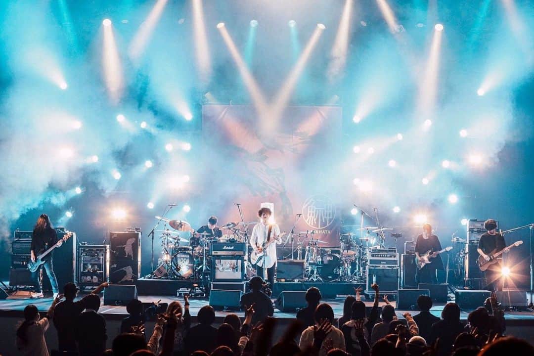 のインスタグラム：「『鰰の叫ぶ声』 2日あったライブのうち、19日は9mmが、20日はバックホーンが対バンで演奏してます。対バンていうとおかしな感じだけど😳  卓郎の歌うバックホーンが曲に合ってた〜と評判でうれしい(メンバーも言ってたぜ🤩)みなさまも是非見てください。  写真は9mmの演奏中のショットなのだが、バックホーンの楽器も並んでいるので、すでに大編成のバンドに見えてアツい。  #鰰の叫ぶ声 #thebackhorn #9mm  #9mmparabellumbullet  #arabaki #荒吐」