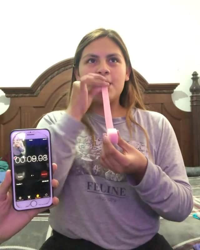ヤンデルのインスタグラム：「Rompieron mi récord. 👏🏼 #28segundos!  Posted • @mafeer_mendieta @yandel @lelepons JAJAJAJAJAJAJAJA te lo juro que compre como 6 chicles , dime que valeeeeee JAJAJAJA 🥺🥺🥲🤣#bubblegumchallenge 🍬」