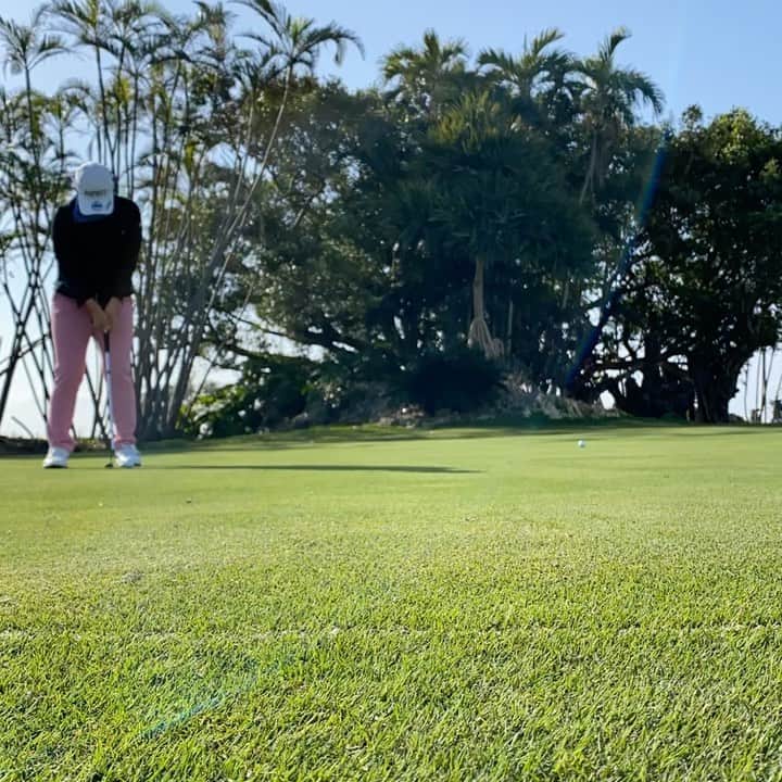 川満陽香理のインスタグラム：「練習させていただいています‼︎  サイコー！  #沖縄ゴルフ #ゴルフ練習 #女子ゴルフ #女子プロ」