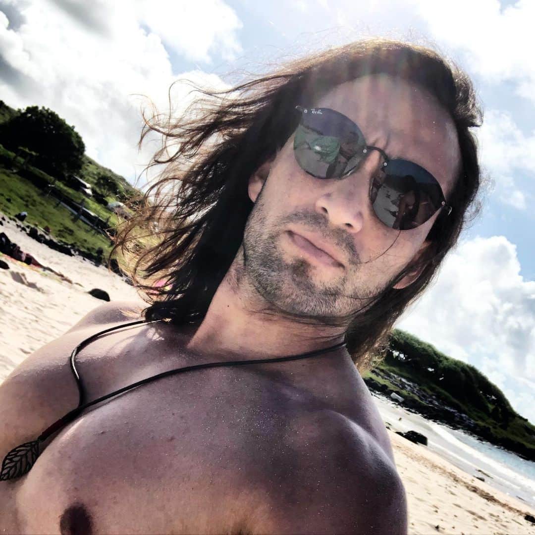 クラウディオ・リースのインスタグラム：「Extrañando Anakena 😭  @longhairedfantasy @longhairgentlemen @longhairman4ever @top_manes」