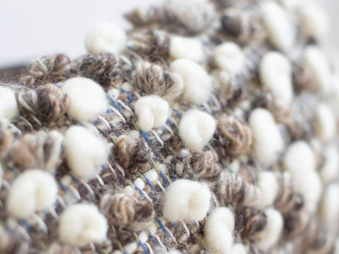 オルネ ド フォイユさんのインスタグラム写真 - (オルネ ド フォイユInstagram)「【上質さと可愛さを併せ持つ“ポコポコウール”】  お部屋のアイキャッチになるウール・クッションです。  ユニークなポコポコ模様は、太めの毛糸をループ状にして表現。小ぶりなサイズ感にも関わらず、空間にアクセントをプラスしてくれます。  また、一緒におすすめしたいのがファティマ・ゴメシュのラグ。 ポルトガルの女性の織り手で、伝統的な作りをベースにしながら独自の方法を模索し織り続けています。  羊毛本来の色を生かしたハンドメイド品のため、色合いや仕上がりには1点ごとに違いがあるのもまた味。ポコポコとした立体感が生み出す陰影は美しく、1枚置くだけで雰囲気が出ますよ。  見た目も手ざわりもあたたかみのある“ポコポコウール”のアイテムは、肌寒い今の季節にぴったりです。  ●こちらの商品はWEBショップにて販売しております。  ※WEBショップと不動前店の商品ラインナップは異なります。ご来店にあたりお目当ての商品がある場合には、事前にお問い合わせくださいませ。  ———————————————﻿ ◯WEBショップに関するお問い合わせ◯﻿ オルネ ド フォイユWEBショップ﻿ （午前10時～午後6時／土日祝定休） ﻿ e-mail：order@orne.co.jp  #クッション #ラグ #ファブリック #インテリア #インテリアショップ #インテリア雑貨 #雑貨 #暮らしの道具 #リビングインテリア #海外インテリア #リノベーション #gallery #livstagrammer #暮らしを楽しむ #心地よい暮らし #丁寧な暮らし #ornedefeuilles #オルネドフォイユ」1月24日 12時00分 - ornedefeuilles