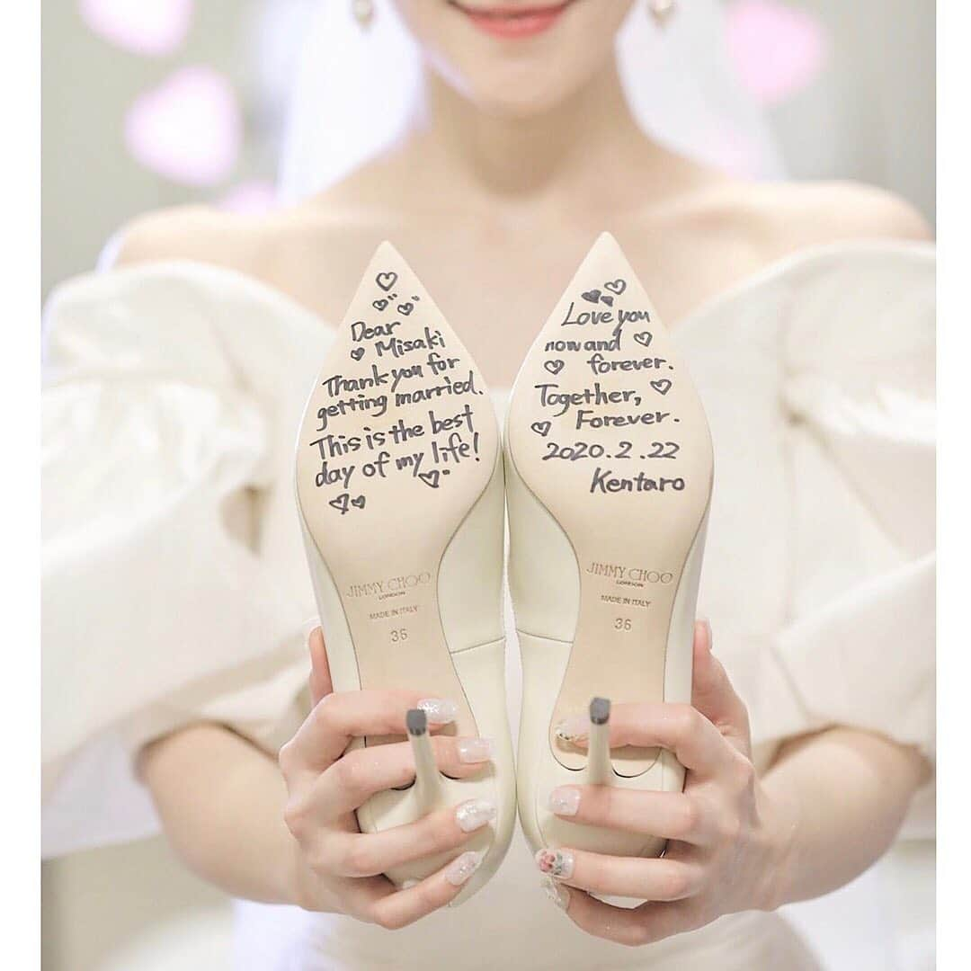 プレ花嫁の結婚式準備アプリ♡ -ウェディングニュースさんのインスタグラム写真 - (プレ花嫁の結婚式準備アプリ♡ -ウェディングニュースInstagram)「人気沸騰中💕ウェディングシューズショット5選✨﻿ ﻿ ﻿ @weddingnews_editor まいにち150記事を配信♩アプリもよろしくね💕﻿ ﻿ ﻿ 📷本日のカバーPhoto🕊♩+ﾟ﻿  ﻿ ﻿ ﻿ ﻿ ﻿ 1枚目： @june18_wd さん💕﻿ 2枚目： @_cinmlla さん💕﻿ 3枚目： @chi.e_sk さん💕﻿ 4枚目： @kitanoclubsola さん💕﻿ 5枚目： @avs_kosaka さん💕﻿ ﻿ ﻿ ﻿ ﻿ おしゃれ花嫁さんの間で﻿ 人気沸騰中の﻿ #ウェディングシューズ フォト✨﻿ ﻿ カバーは﻿ ドレスとシューズにスポットを﻿ 当てたフォトです🥰﻿ ﻿ #ウェルカムボード や﻿ #ペーパーアイテム など﻿ に使用できたり﻿ ﻿ 式後は #インテリア としても﻿ 飾っておきたい﻿ おしゃれショットです💕﻿ ﻿ 他のフォトも素敵なので﻿ ぜひスワイプ👉🏻してみてくださいね✨﻿ ﻿ ﻿ ﻿ ﻿ ......................................﻿ ❤️【WeddingNews情報】❤️﻿ ﻿ 本日新着のオススメ記事をご紹介します✨﻿ ﻿ ﻿ ①先輩花嫁に聞きたい！式当日に後悔した10のこと💕《お金・段取り》﻿ ﻿ ﻿ ②プロフィールムービーの 基本構成や作り方は？真似したくなる実例も♡💕《DIY》﻿ ﻿ ﻿ ③両親贈呈品におすすめ♡実用的・おしゃれなプレゼント20選💕《演出》﻿ ﻿ ﻿ ④キーワードはこなれ感♡イマドキ花嫁のヘアスタイル💕《ビューティ》﻿ ﻿ ﻿ ⑤どの角度から見てもおしゃれ♡高砂装花のコーディネート＊💕《テーマ・装飾》﻿ ﻿ ﻿ ※《》は記事のあるカテゴリー名❤️﻿ などなど、その他にも新着記事が配信中💕アプリダウンロードがまだお済みでない方は是非 @weddingnews_editor のURLからダウンロードしてみてくださいね💕﻿ ﻿ ﻿ ﻿ ＼📷投稿お待ちしています／﻿ ﻿ 花嫁はもちろん、業者さんも大歓迎✨﻿ アナタのお写真や動画をご紹介してもOKという方は、ぜひ #ウェディングニュース に投稿してください💕﻿ 他のSNSでも掲載させていただく可能性がございます𓅪﻿ ﻿ ……………………………﻿ ❤️ウェディングニュースとは？﻿ ……………………………﻿ ﻿ 花嫁のリアルな”声”から生まれた、花嫁支持率No1✨スマホアプリです📱💕﻿ ﻿ ﻿ 🌸知りたい… #結婚式準備 に役立つ記事を毎日150件配信中♩﻿ 🌸見たい…インスタの #ウェディング 系投稿TOP100が毎日チェックできる＊IG画像の複数ワード検索も可♩﻿ ﻿ 🌸叶えたい… 式場をはじめとした #結婚式 関連の予約サイトが大集合♩﻿ ﻿ 🌸伝えたい… 自分の結婚式レポ『マイレポ』が簡単に作れる♩卒花嫁のレポが読める♩﻿ ﻿ ﻿ @weddingnews_editor のURLからDLしてね✨﻿ ﻿ ﻿ #花嫁 #ウエディング  #結婚 #プレ花嫁 #プレ花嫁準備 #2021冬婚 #2021夏婚 #2020冬婚 #2021秋婚  #全国のプレ花嫁さんと繋がりたい #プロポーズ #婚約 #2021春婚 #ウェディングフォト #フォトウェディング #ロケーションフォト #ブライダルシューズ #カラードレス #前撮り #ブライダルアクセサリー #ウェディングアイテム #ウェルカムスペース﻿」1月24日 11時53分 - weddingnews_editor