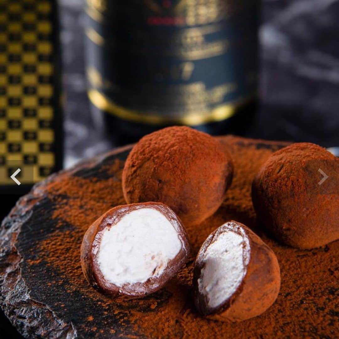 のインスタグラム：「. . ❤️XLV xavier Lvuitton ×  Mon cher❤️ 🍷xavier L vuitton  C ream Chocolate🍫 . . ルイ・ヴィトン創業家5代目が所有するワイナリーで丹精込めて作られたワイン🍷、. ヴァントゥーを使用した、バレンタインチョコスイーツ。 .  🍷xavier L vuitton  C ream Chocolate🍫 . ダークチェリーやブルーベリーのような果実味溢れるワイン、. XLV VENTOUX  by  X avier-Louis Vuittonを、「堂島ロール」のクリームに. 練り合わせたワイン風味のクリームを、サントメ島で.有機栽培した. カカオ分66%のハイカカオを使用したショコラで包みました。. . 濃厚な生ショコラから溢れ出すワインクリームのドラマチックな出会い…。.  ※オンラインショップ発売中. 1/26より店舗販売予定.  3個入り 1,100円（税抜）. 6個入り 2,000円（税抜）　 . .  🍫ご予約承ります. . HPネット予約. http://www.mon-cher.com/ . . 路面店:0120-96-1006 （コールセンター）. . . #xlvjapan #ボンボンショコラ  #モンシェール #moncher #バレンタイン #valentine .  #チョコレート #chocolate #love #愛　. #ワイン #wine #サロンドモンシェール . #堂島ロール #dojimaroll #date   #デート　 #大阪カフェ #coffee #サロンドモンシェール　 #大阪スイーツ #サロン #心斎橋カフェ # cake. #心斎橋ランチ #大阪アフタヌーンティー #アフタヌーンティー #バレンタイン アフタヌーンティー　 #スイーツ #カフェ　#心斎橋　 #スイーツ好きな人と繋がりたい」