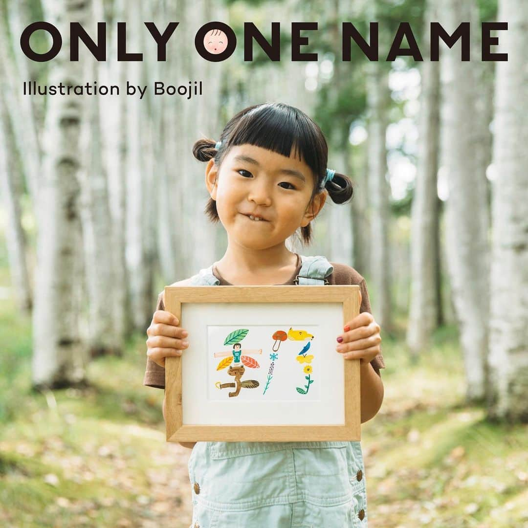 Boojilのインスタグラム：「「ONLY ONE NAME」 -世界にひとつだけのネームアートを贈ろう。  illustration by Boojil  ☀️WEB Renewal open   www.onlyonename.art   @onlyonename_boojil   世界に一人しかいないあなたのために、 人生に寄り添うお守りのような、オーダーメイド・ネームアート(名前の絵)を、アーティストBoojilが想いを込めて描きます。  この世界に産まれて、初めて贈られるプレゼント、それは「名前」です。名前の数だけ、人生がある。  名前には文字が持つ意味があり、夢や希望が詰まっています。   Boojilが描くネームアート"ONLY ONE NAME"は、出産祝い、結婚祝い、新築祝い、誕生日や記念日の贈り物として、大変喜ばれています。   新しくスタートしたインタビューページには、ネームアートを描かせていただいた方に取材をしています。毎月の連載にしますので、是非ご覧いただけたら嬉しいです。  名前もロゴもサービス内容も一新し、オリジナルのギフトボックスや、包装紙、パンフレットを作りました。手仕事にこだわり丁寧につくりました。年齢問わず、お祝いの贈り物として、是非オーダーください。  おばあちゃんになっても続けていきたいわたしのライフワーク。半年かけて素晴らしいデザイナーさんと、カメラマンさん、出演者のみなさまに支えられ完成したページ、是非ご覧ください。  URLはしばらくプロフィールからも飛べるようにしておきます。  ☀️オーダーのご予約は2月1日より先着順で受付を致します。  🌷special thanks  アートディレクション デザイン、撮影 @maedakei   インタビューページ撮影 @chihayak   出演 @yoyoyoyoshikoyoyoyo  @michikononaka  @nonohoms  @megmilk5628  @marble72   for you only one in the world, artist Boojil will draw a order made name art.  #onlyonename #Boojil #nameart」