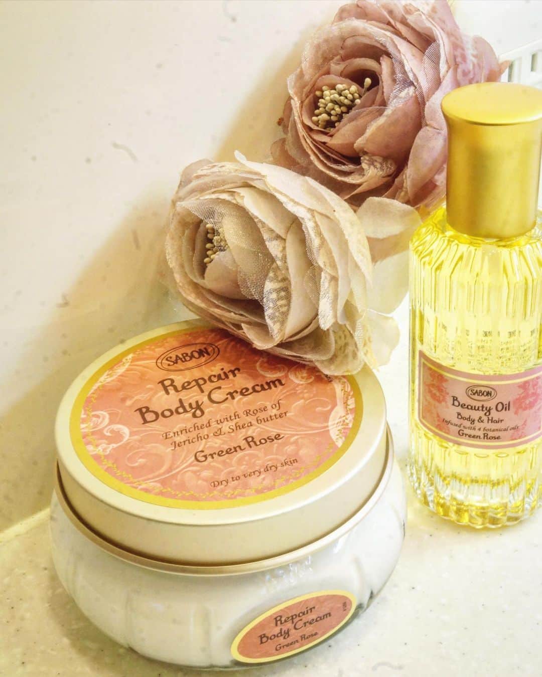 のインスタグラム：「@sabon_japan さまから素敵な プレゼントを頂きました❤️🎁  12月末に発売されたばかりの ビューティーオイルとリペアボディクリーム✨  お風呂上がりに全身に使ってるから 寝る時身体からほのかに香る グリーンローズに包まれてほんと幸せ🥺💕💕  オイルはお出かけ前に付けてるよ♪♪  . . . . #sabonad #ad #sabon #bodycare #bodycream #bodyoil  #保湿ケア #サボン #プレゼント #ボディケア #ボディクリーム  #ボディオイル #美肌」