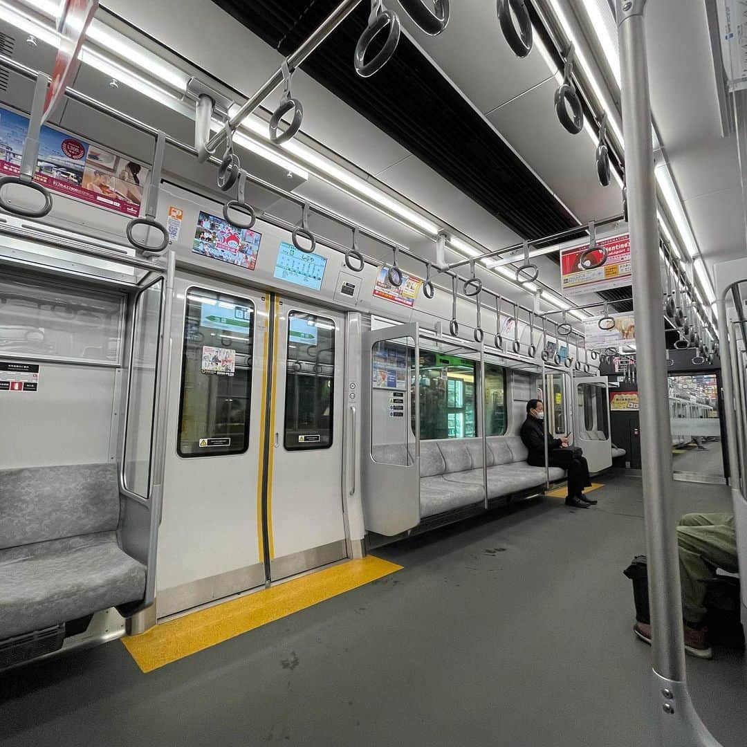 佐藤東弥のインスタグラム：「MAのため渋谷へ 新宿駅で埼京線ホームに紺色の電車が停まっていた 一瞬躊躇するが発車ベルが鳴り始めたので乗った  海老名行き？え？ 相鉄線？ え？」