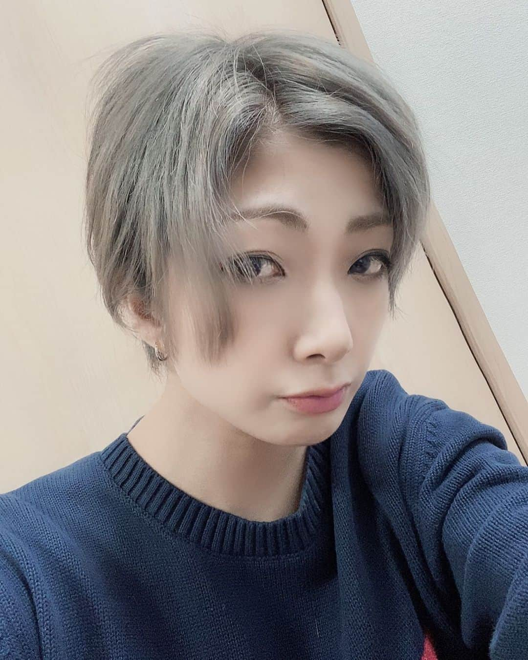 花瑛ちほのインスタグラム：「にゅーへあー🙋‍♀️✨ 井手名人(@ash_idekouki )曰くピンクが消えるか不安だったらしいけど、見事居なくなってくれました🙌 本当毎回100点満点を出して下さります🙏 感謝⭐️ 今回分け目も真ん中寄りに変えてもろて  みんな好き？ #hairstyle  #haircolor  #ash #whitecolor #centerpart  #shortcut  #boyish」