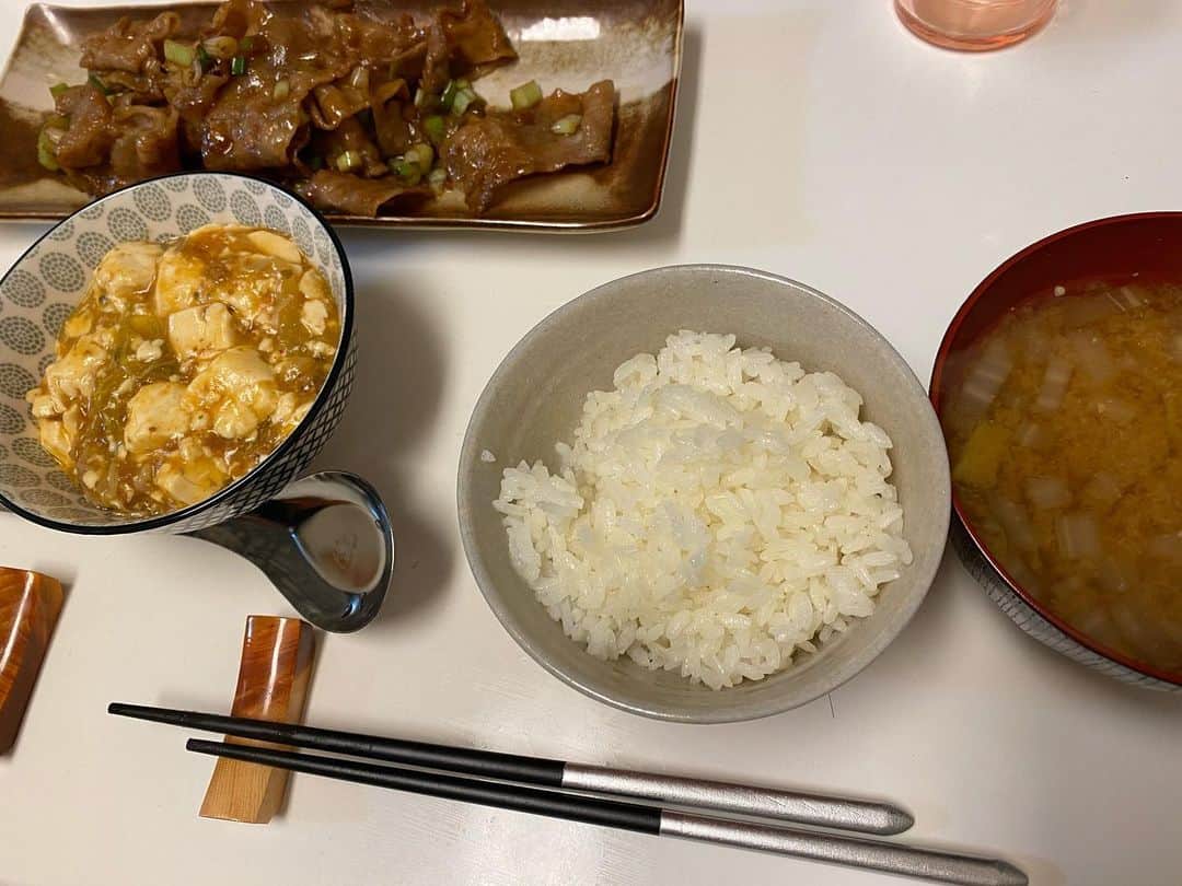 乃下未帆のインスタグラム：「#麻婆豆腐 の残り #生姜焼き #白菜のお味噌汁   #シンクでごはん  野菜が白菜とネギしかなかった！！！！！ ちゃんちゃん」
