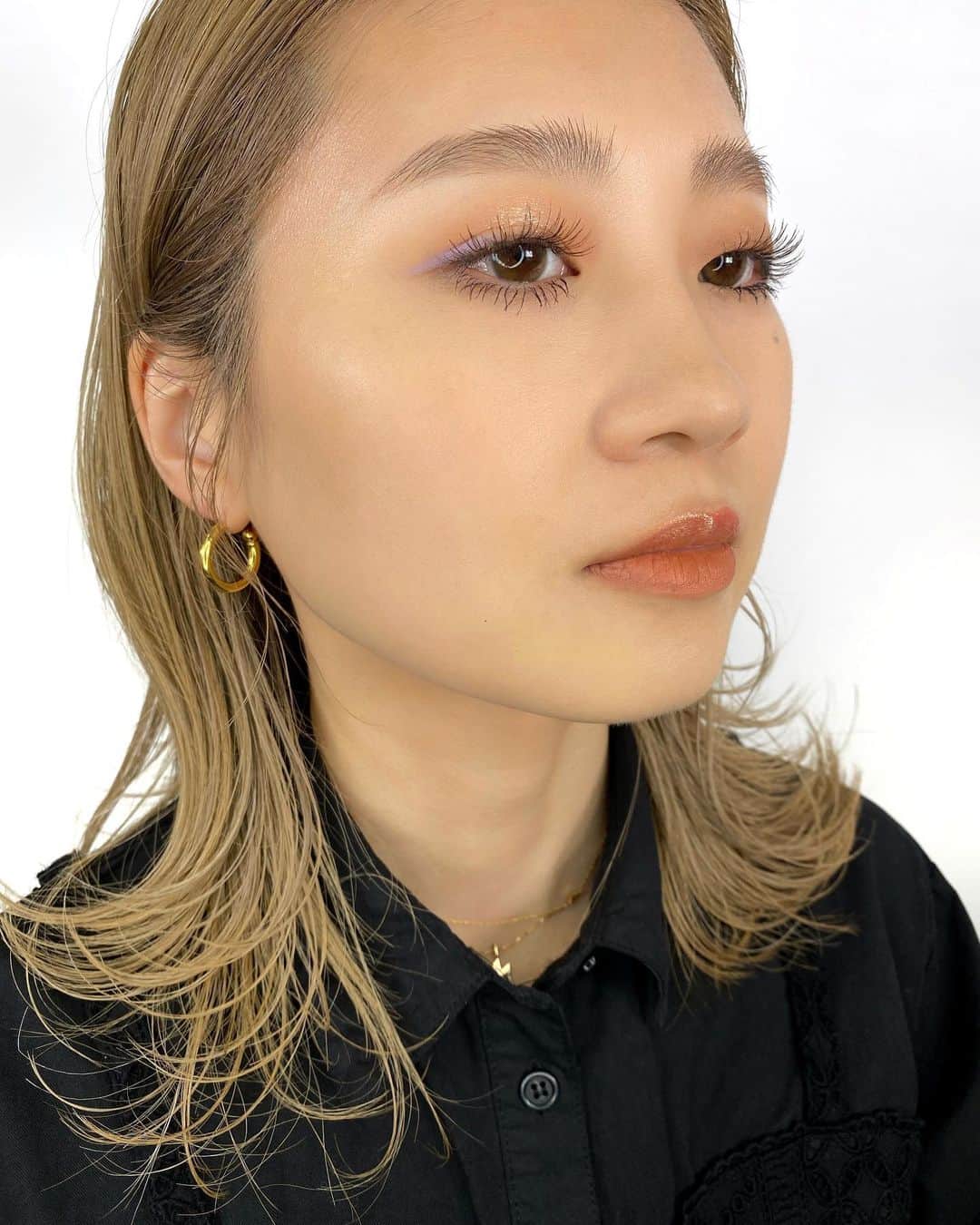 M∙A∙C Cosmetics Japanのインスタグラム：「カラーをポイントで置くように入れて、遊び心のある自由なカラーメイクを楽しみましょう🎨💄✨ ㅤ 【使用製品】 ＊EYES ☑︎パウダー キス アイシャドウ/ マイ トゥイーディ、サッチ ア チュール ☑︎ダズルシャドウ リキッド/ エブリデイ イズ サンシャイン ＊LIPS ☑︎パウダー キス リキッド リップカラー/ インパルシブ ☑︎グランド イリュージョン グロッシー リキッド リップカラー/ レッツ ロック ㅤ 数量限定 SPECIAL GIFT🎁 全国のM·A·Cカウンター＆公式オンランショップにおいて、税込¥9,900以上お買いあげで「オリジナルポーチ」をプレゼントいたします。 さらに！公式オンランショップ限定で、税込¥13,200以上お買いあげで「ストロボクリーム サンプル」をプレゼントいたします。 ㅤ ポーチサイズ：14 x 11.5 x 4 ㎝ サンプルサイズ：6mL  ㅤ *お1人様1会計につき1点まで、数量限定のためなくなり次第終了です。 *公式オンラインショップでお買いあげの際は、ショッピングカートにプレゼント製品が表示されているかご確認ください。ショッピングカートに表示されない場合は、在庫切れとなります。」