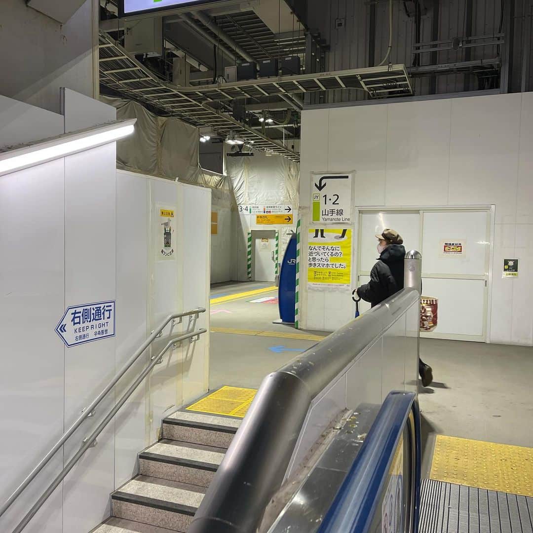 佐藤東弥のインスタグラム：「渋谷駅に着いたとのアナウンスに降りる しかしここは工事現場みたいだ あ、と言うまに電車のドアがしまる！」