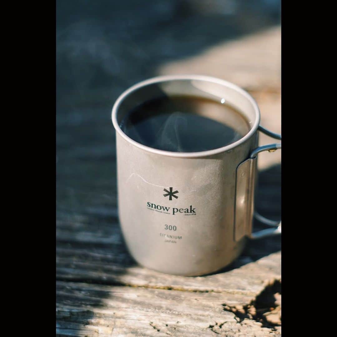 美山加恋のインスタグラム：「#snowpeak  愛用してます。  最近いい具合に好みのコーヒー豆を買えるお店を見つけたんです。  山の頂上で淹れて飲むコーヒーがたまらん。 ホットコーヒーたまらん。  今日寒すぎて道中心折れるかと思った…。 (p.s. すみません。今日の写真ではないのです。)」