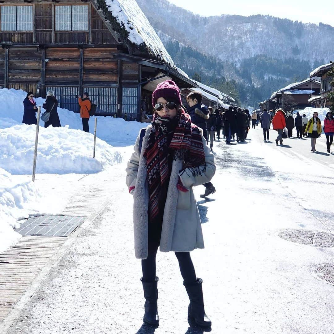 ビーム先生のインスタグラム：「แต่งตัวเยอะจนไม่รู้ว่าใคร 555 ฝันว่าเดินอยู่ชิราคาวะโกค่ะ ไม่ได้ไปญี่ปุ่นมาจะครบ 1 ปีแล้วค่ะ 🥲  白川郷で撮った写真❤また行きたいね🎵🎶  #influencer #blogger #youtuber #thai #thaigirl #japan #日本　#タイ　#インフルエンサー　#ブロガー　#ユーチューバー　#外国人　#訪日外国人　#タイ人　#タイ語　#บล็อกเกอร์ #ยูทูปเบอร์ #ไทย #ญี่ปุ่น #ภาษาญี่ปุ่น #白川郷 #shirakawago #ชิราคาวาโกะ」