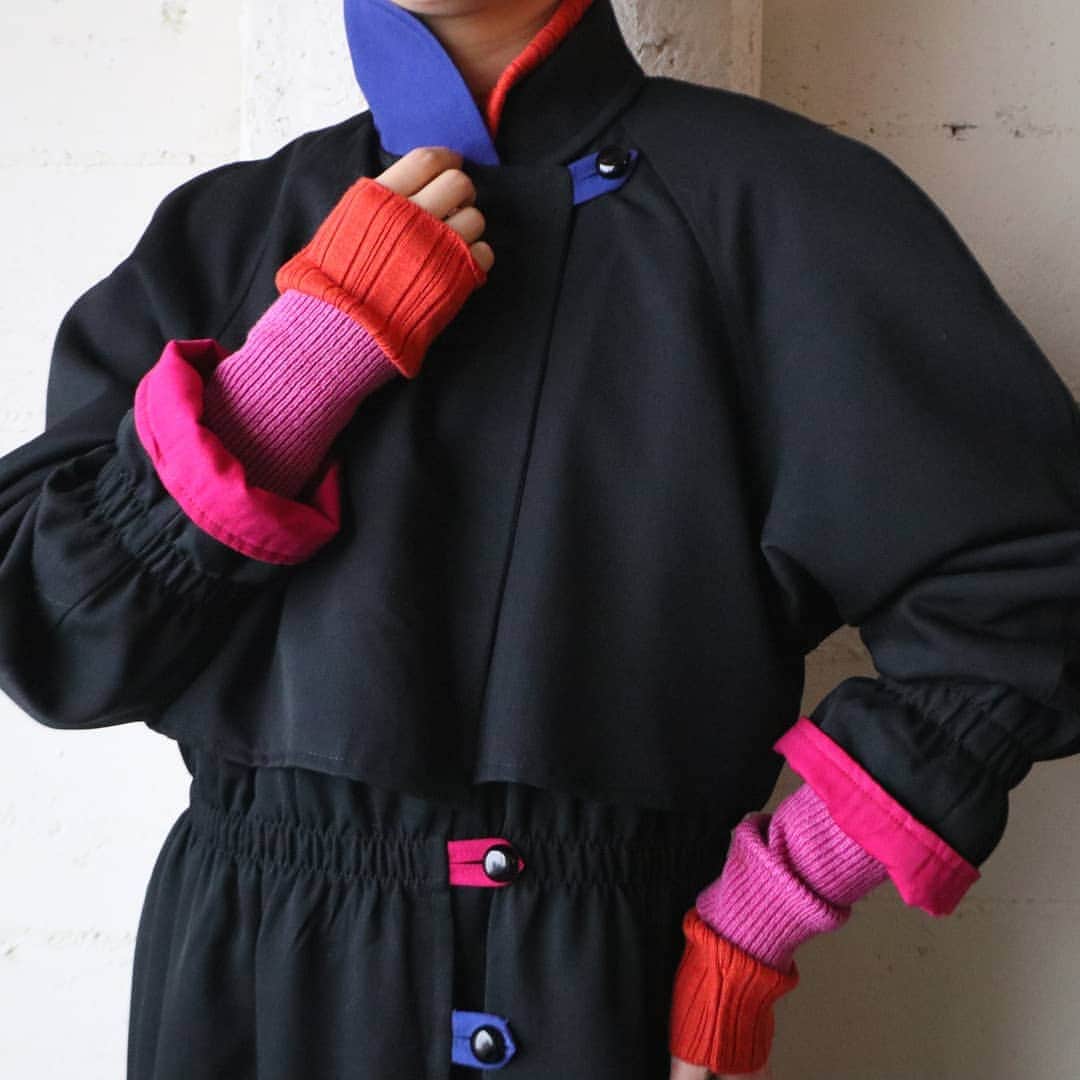 吉祥寺 古着屋 Orfeoのインスタグラム：「BLUE × PINK Color Coat  . #orfeo #kichijoji #tokyo #vintage #used #fashion #coordinate #outfit . . .  お問い合わせはインスタグラムのプロフィール掲載のメールアドレスにお願いいたします。コメント、DMでのお問い合わせは受け付けておりませんのでご了承ください。 ONLINE SHOPの商品も店頭にてご購入頂けます。気になる商品がございましたらスタッフにお声掛けください。 . 新型コロナウィルス感染症予防対策を徹底して営業しております。 ご来店の際はマスク着用、手指消毒にご協力ください。」