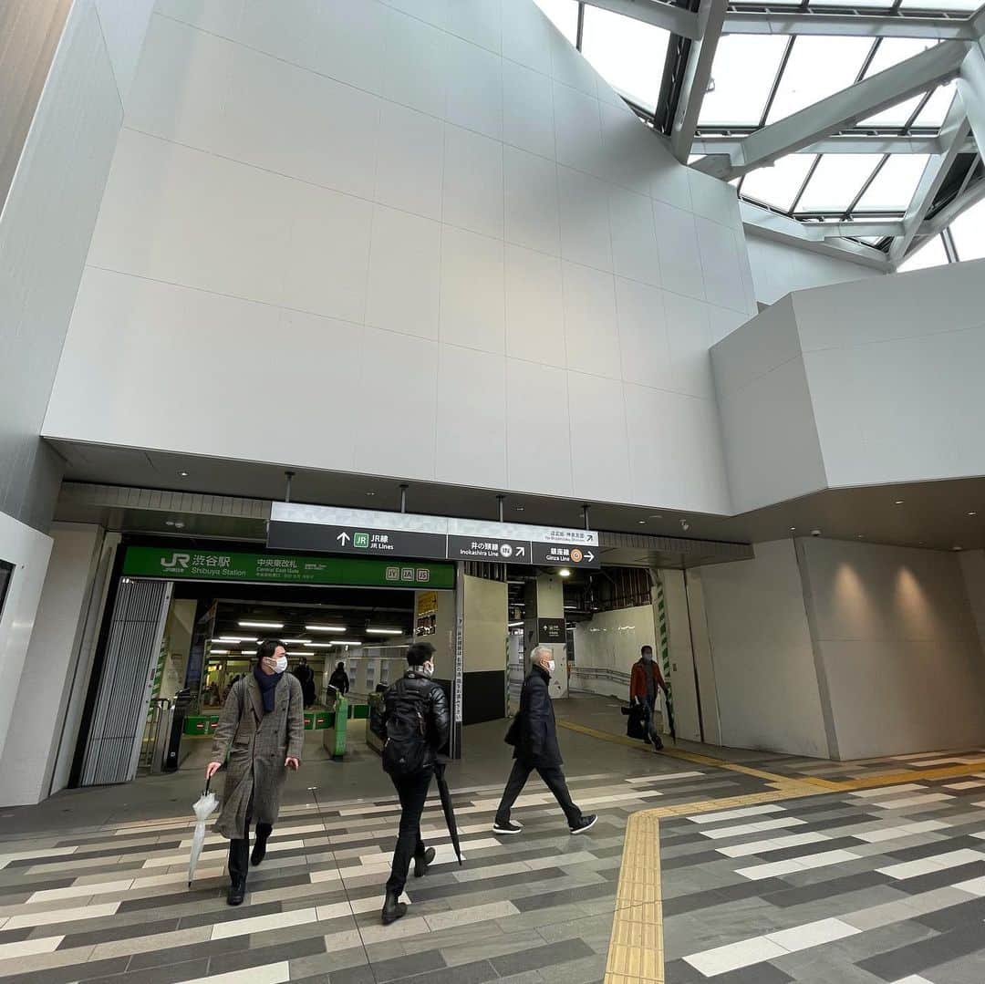 佐藤東弥のインスタグラム：「改札を抜けると どうやら渋谷らしい場所に出た しかもすごく便利なエリア」