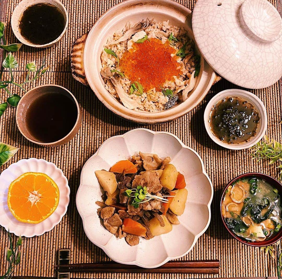 麻倉みなのインスタグラム：「親子釜炊ごはん☺︎ #イクラ#鮭#晩御飯 #晩御飯の記録 #おうちごはん #肉じゃが #ふるさと納税」