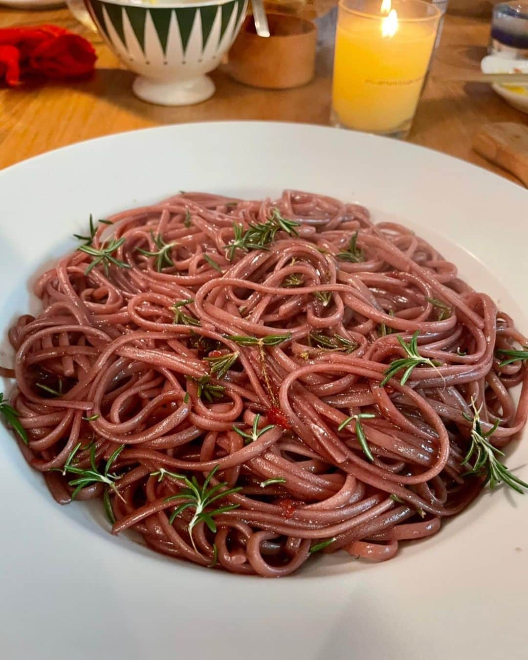 奈良裕也さんのインスタグラム写真 - (奈良裕也Instagram)「皆さん赤ワインのパスタ食べた事ありますか⁈🍷❤️🍝 本当に最高でシンプルに美味しいです💯  今回も素晴らしい 料理とワインでした🙏  thank you @eritin_on_the_earth @samojunn 😘 @taka_stroller.pr  チャバッタ　全粒粉プレーン  チャバッタ　カシューナッツ&マレーシア黒胡椒  自家製アグー豚のプロシュートコット　サルサベルデ  甘長唐辛子のミントビネガー和え  根セロリのフリット　出来立てマヨネーズ  帆立と花山葵、特大ケイパーのマリネ  ジューシーオレンジとフェンネルのサラダ  牡蠣とパセリ、レモンのゼッポリーニ  赤ワインとローズマリーのリングイネ  芽キャベツプチヴェール　自家製からすみノパスタ  手打ちカヴァテッリ　猪と牛蒡、山山葵のラグー  蝦夷鹿のロースト  ラディッキオと菊芋のゴルゴンゾーラチーズソース  紅玉りんごのスパイスキャラメリゼ  半端ないです😭🙏💯 #至福 #おうちごはん #熊 #鹿 #猪 #牛 #豚 #帆立 #からすみ #牡蠣」1月24日 12時20分 - yuyanara