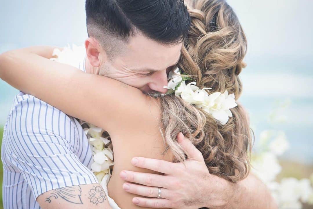 ハワイ挙式のCheersWedding チアーズウェディングのインスタグラム：「『おふたりが大切にしたいことを大切に』﻿ ﻿ 教会を決める前に、ホテルを選ぶ前に、わたしたちに教えてください。﻿ ﻿ 「おふたりはどんなウエディングをされたいのですか？」﻿ 「誰のために結婚式をするのでしょう？」﻿ 「ハワイでどんな時間を過ごされたいのですか？」﻿ ﻿ すべてはそこから始まります。﻿ ﻿ ご両親に感謝の想いを伝えたい、ゲストもリラックスして過ごせる﻿ ウエディングにしたい、時間を気にせず楽しみたい・・・。﻿ ﻿ チアーズウェディングは、おふたりが大切にしたいことを大切に、﻿ ハワイの魅力を知り尽くしたプランナーが、﻿ ハワイだからこそ叶う特別なウエディングをプロデュースいたします。﻿ ﻿ ***********************﻿ ﻿ 【HP】﻿ https://www.cheerswedding.jp﻿ ﻿ ☎︎0120-128-828﻿ 平日11:00〜19:00／土日祝10:00〜19:00﻿ ﻿ ***********************﻿ ﻿ ◆ウェディングパーク海外﻿ チアーズウェディングで検索！﻿ https://foreign.weddingpark.net/agentlist/100063/﻿ ﻿ ◆ウェディングフォトはこちら﻿ @cheers_photowedding ﻿ ﻿ #チアーズウエディング﻿ #ハワイウェディング ﻿ #海外ウェディング﻿ #リゾートウェディング﻿ #リゾ婚﻿ #海外挙式﻿ #ハワイ挙式﻿ #ハワイ婚﻿ #新婚旅行﻿ #ハワイ旅行﻿ #cheerswedding﻿ #hawaiiwedding﻿ #ハワイハネムーン﻿ #ハワイウェディング迷子﻿ #ハワイウェディングプロデュース﻿ #日本中のプレ花嫁さんと繋がりたい﻿ #プレ花嫁﻿ #ハワイ結婚式﻿ #花嫁準備﻿ #式場迷子﻿ #2021秋婚﻿ #2021wedding﻿ #家族挙式﻿ #花嫁応援 ﻿ #ハワイ花嫁﻿ #ノースショア﻿ #ロケーション撮影﻿ #おしゃれ花嫁﻿ #大人花嫁﻿ #northshore」