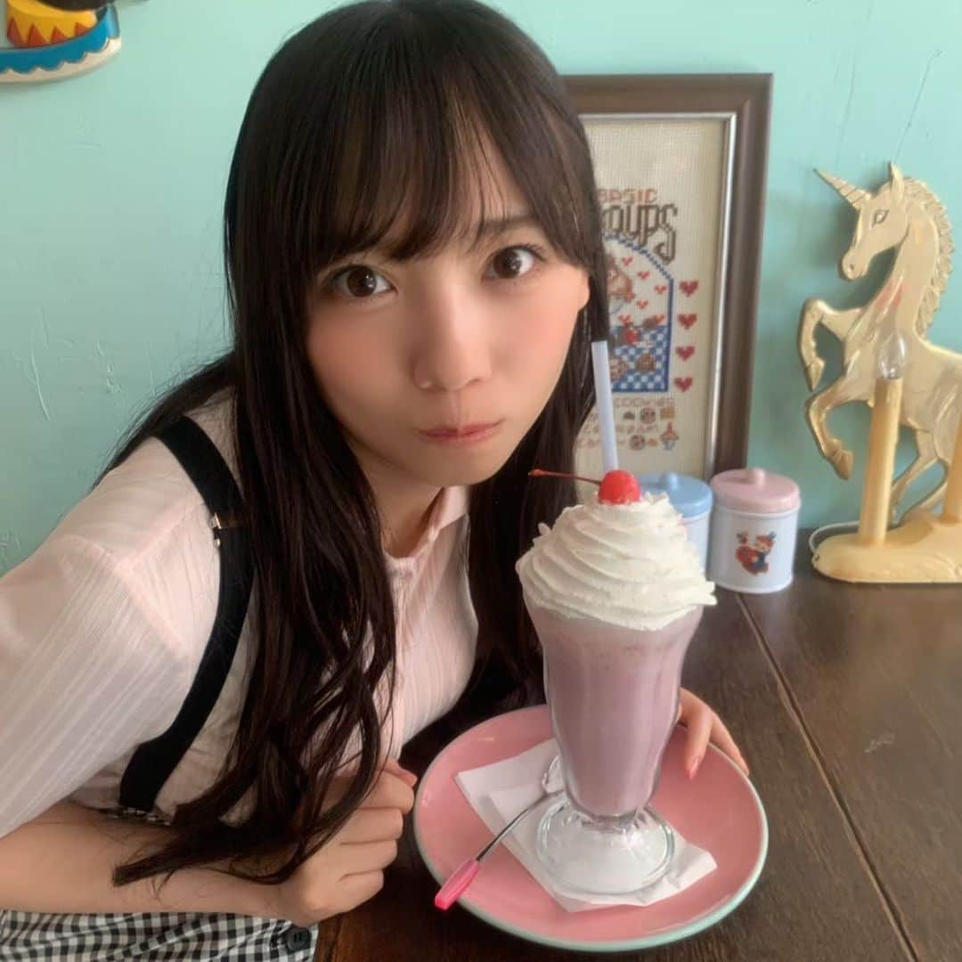 齊藤京子さんのインスタグラム写真 - (齊藤京子Instagram)「【オフショット】祭り開催🥳 カフェデート中のきょんこ💕 ストロベリーシェイクをひと口飲んでみて美味しさにびっくり🍓 写真集の中のきゅんきゅん写真もお見逃しなく❗️  #齊藤京子1st写真集  #とっておきの恋人 #齊藤京子 #日向坂46 #きょんこしか勝たん  #国民的彼女 #kyonstagram 👸💕  📢ご購入はプロフィールのリンクから」1月24日 12時22分 - kyoko1st