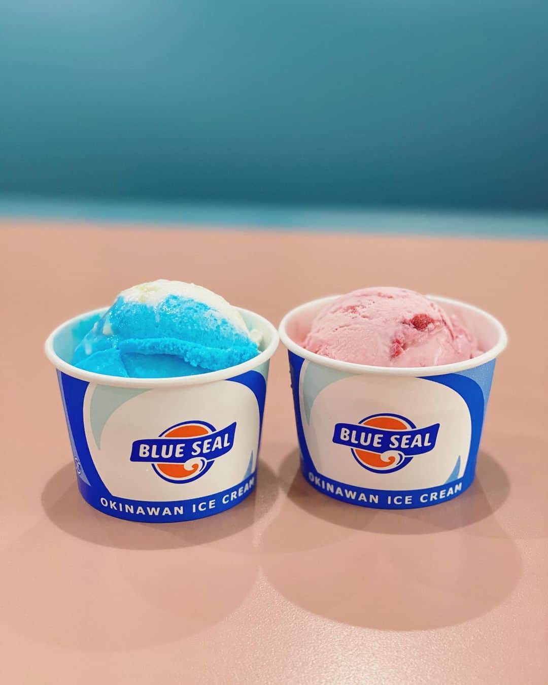 𝐀𝐬𝐚𝐤𝐮𝐫𝐚𝐌𝐢𝐰𝐚 のインスタグラム：「🍨 きーん🙉💙🤍 . . #bluesealicecream#icecream#flavor#bluewave#strawberry#okinawa#okinawajapan#okinawafood#okinawatrip#desert#sweets#yummy#yum#ブルーシール#アイス#アイスクリーム#フレーバー#ブルーウェーブ#苺#沖縄#沖縄旅行#沖縄グルメ#国際通り#デザート#スウィーツ#🍨#🌊#🍓」