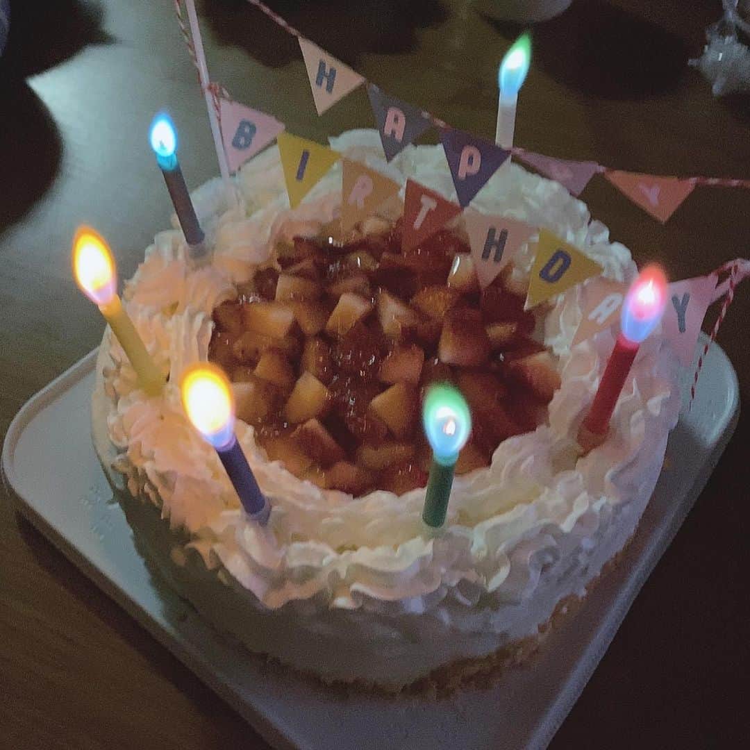 ハミ さんのインスタグラム写真 - (ハミ Instagram)「▽ 昨日は姉のbirthday🎉  ケーキを作って持って行きました🎂🎁（徒歩圏内です）  ご希望はスフレチーズケーキ🧀  ベイクドチーズケーキとかレアチーズケーキは作るんだけど、 スフレは初挑戦👩🏻‍🍳  焼き上がり、見事に表面に亀裂が入って終わったかと思った😂  でもクリームとイチゴでデコレーションしたらなんとかなりました🍓✨笑  チーズケーキは底のボトムが大好きなので、 スフレチーズケーキにはあんまり付いてないボトムも付けてみたらフワフワ×ザクザクですごい美味しかったです🤍  喜んでもらえて良かった🥰  #birthday#cheesecake#ハミのおうちカフェ」1月24日 12時23分 - hami0519