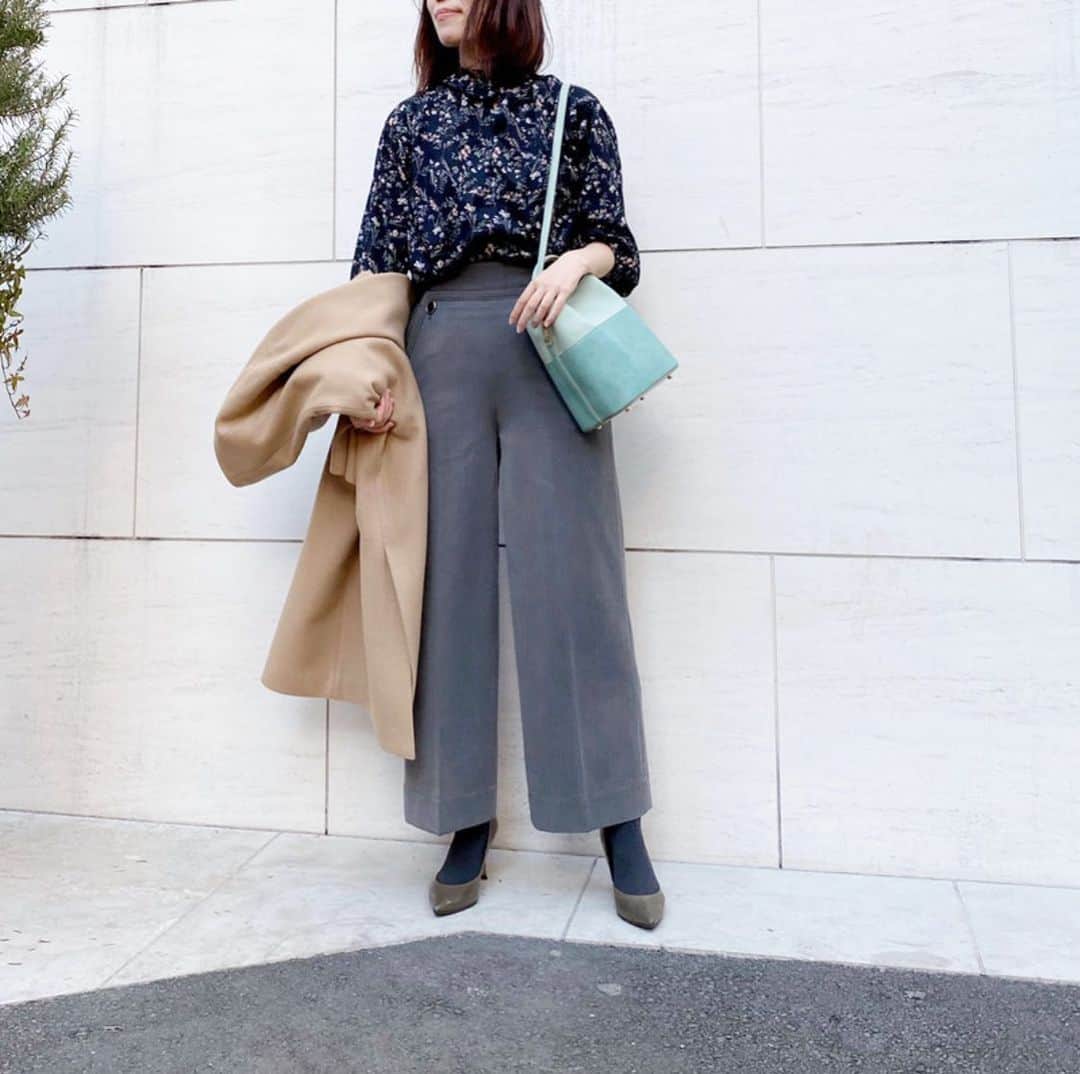 のインスタグラム：「セットで6,300円！ today's blog スタッフオススメセット紹介ブルベ佐藤編を着回し！ ⇨プロフィールorストーリーズからリンクします  ●佐藤おすすめブルベセット #フラワープリント2WAYブラウス #サイドボタン付きグレーワイドパンツ #edistcloset #エディストクローゼット #エディクロ　  bag: #リザード調型押し２WAYバケツバッグ ____________________________________﻿ ﻿ 1/13〜2/7 初月半額‼️＋テレワークトップスプレゼント‼️﻿ ﻿ 👗 https://closet.edist.jp/edist-plus-one/14962 ﻿ __________________________________﻿ はじめてのお買い物で使える﻿ ¥1000オフクーポン﻿ 【STORE1】﻿ ※5000円以上のお買い物でご使用いただけます。﻿ ﻿ 🛒WEB STORE🛒﻿ https://closet.edist.jp/store ﻿ ﻿ ____________________________________﻿ ﻿ #大人カジュアルスタイル　#オフィススタイル #ファッションレンタル #通勤服 #サブスク　#サブスクリプション #仕事コーデ #アラサーコーデ　#30代コーデ  #セール開催中　#バンツコーデ」