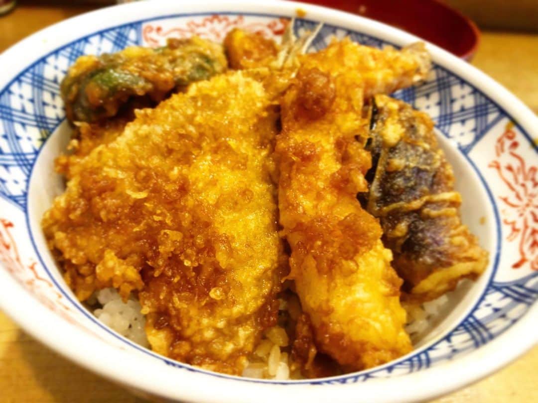のインスタグラム：「酒富士　浅草 具沢山天丼😊😊 お味噌汁もついてきますー🥳  浅草の天丼はエビのみが多いですが、ここは色々入ってます〜🙆‍♀️ 先にタレを漬けるタイプなのでカリッとしてるのが好きな人向けではないかも？🤔  接客が丁寧で落ち着くお店✨  #浅草#絶品 #旨い #夜ご飯 #グルメ　#グルメ好きな人と繋がりたい #グルメスタグラム #グルメ女子#ランチ#夜ご飯#日本料理#followme#followforfollowback#鰻#浅草ランチ#浅草グルメ#天丼#天ぷら#浅草食べ歩き」