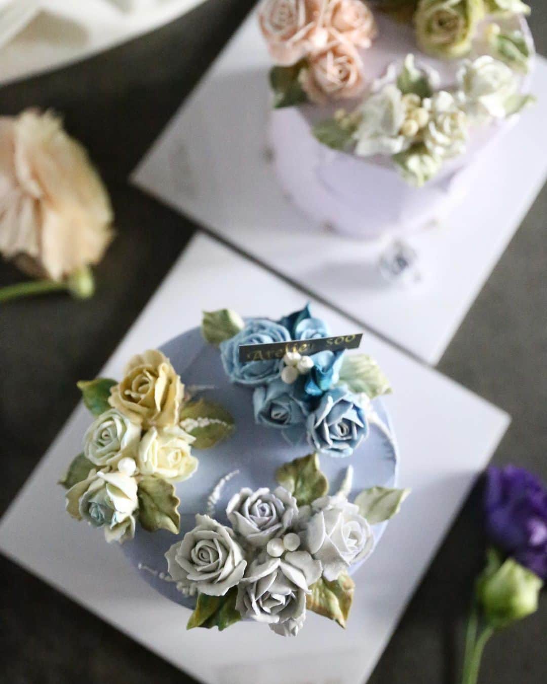 청담 수케이크 (atelier soo)さんのインスタグラム写真 - (청담 수케이크 (atelier soo)Instagram)「ㅡ 2012년부터 파이핑과컬러만 9년째파다보니 어느새 파이핑과색소의 비밀이풀리기시작했다. 늘 비밀을풀었던 시간은 아침.7시였던것같다. 우리나라에서부터 발전하기시작한 이특별한기술은 역사가길지않기에 나도 기술과실용 사이에서 경계가참 모호해 비중에대한 치열한고민을했었고 지금도 이부분은 더풀어야할숙제인것같다.   나만의언어로 수업을하면서부터는 스스로의몰입도가굉장히높은편인것같고. 수강생분들이 나보다는 무조건 똑똑한조건에서잘만들수있길 많이바라는마음이크다. 특히나 공방을하시는분들의 궁금증을시원히풀어드릴때 보람을가장많이느끼는것같다.   기본기를잘다지면 직관을쓸수있는 디자인의세계가열리는데 그때진짜 플라워케이크의 참맛.을 알수있게되는것같다. 나는 결국 이케이크로인해 존재하고있을정도로 플라워케이크라는 장르를 참.많이 사랑하는것같다. 아름다운 이직업의 가치를많이알려드리고싶다. 고생각한오늘 :) ㅡ #플케는사랑입니다 #나만의꽃언어를만들어요 #기술과예술의사이 #flower #cake #flowercake #partycake #birthday #bouquet #buttercream #baking #wilton #weddingcake ㅡ www.soocake.com」1月24日 17時50分 - soocake_ully