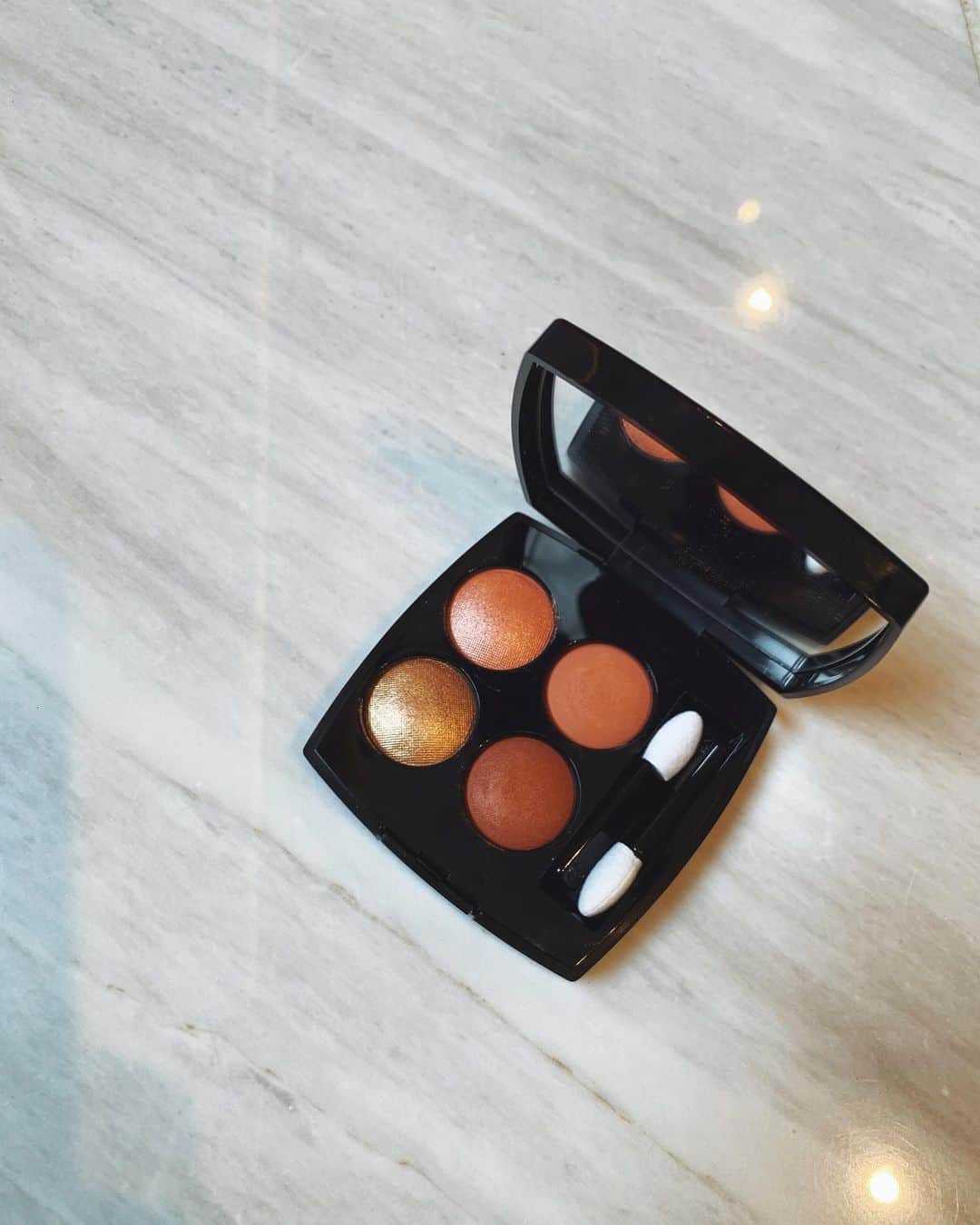 のインスタグラム：「💄🖤 @chanel.beauty   ドタイプカラーが集合したアイシャドウ #レキャトルオンブル   なんやねん、このオレンジピンクな可愛い色はとワクワクして使ってるよ🥺  今回はゴールドなしの左上から時計回りにグラデーションしたアイメイク🤍  もう1個の372番と正直めちゃくちゃ迷ったがこっちにして正解！ 大人っぽいブロンズな女性にはおすすめかも👱🏼‍♀️  ＊  #シャネルコスメ#春コスメ#レキャトルオンブル368#イエベ#イエベメイク#大人メイク#春メイク#オレンジアイシャドウ#アイシャドウ#グラデーション#ピンクニット#アラサーメイク#ママメイク#美的クラブ#新作コスメ#コスメレビュー#コスメレポ#コスメ好きさんと繋がりたい」