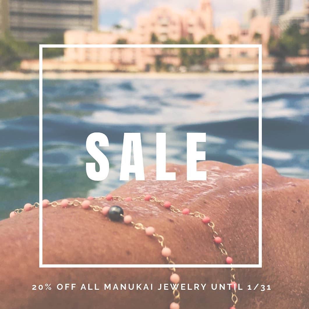 エミ ペインのインスタグラム：「本日から1月31日まで  manukai jewelry  全商品20%オフ💫  日本からご購入いただける  最後のチャンスです✨  この機会をお見逃しなく☺️💕  #ハワイ #manukaijewelry  #musebyrimo」