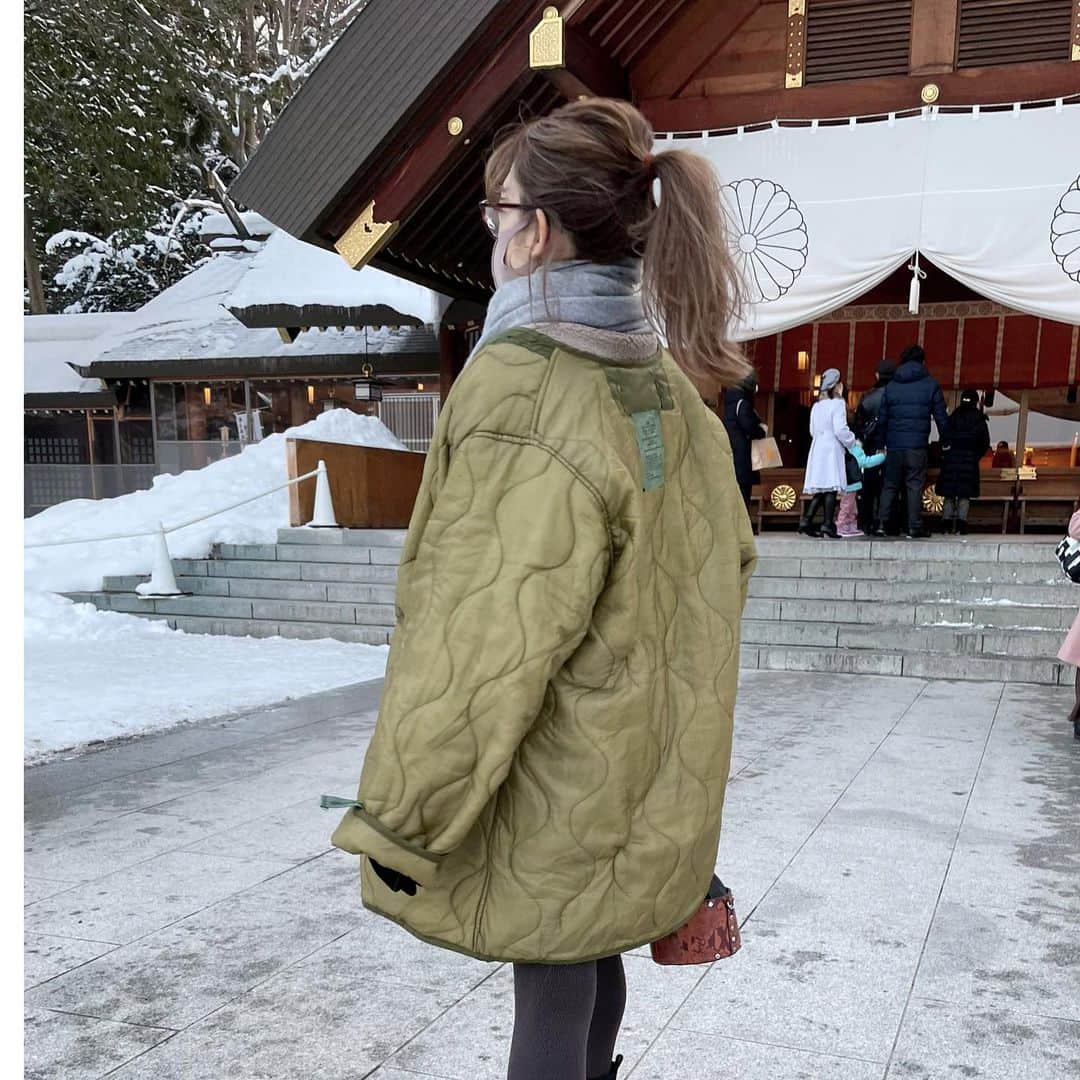 のインスタグラム：「遅くなったけど初詣⛩ * * #outfit  #ootd #ootdfashion #mood #vintage #zara #locari #mery #mamagirl #mamari #partegram #ママファッション　#ママコーデ #着回しコーデ #今日のコーデ #おしゃれさんと繋がりたい #大人カジュアル #男の子ママ」