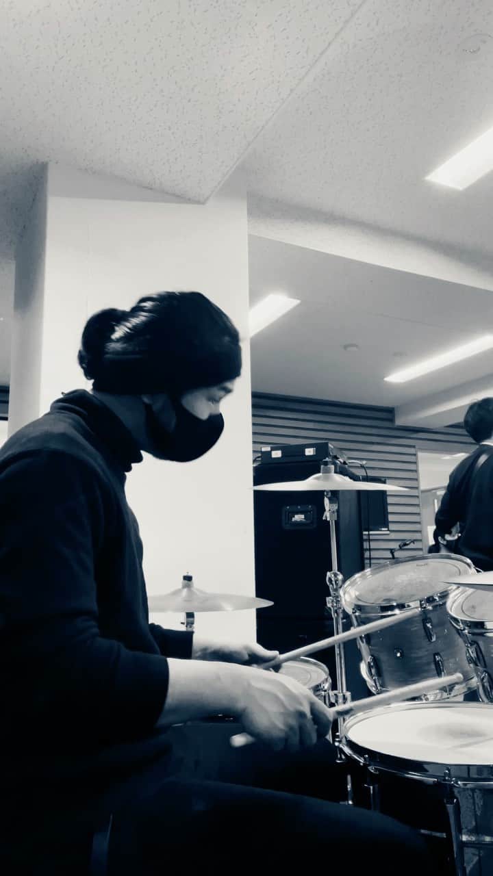 のインスタグラム：「#thewho #keithmoon  #キースムーンごっこ #途中で集中力切れた #1時間やってたら小指やばかった #ロックンロールは難しい  #instadrum  #drumlife #drumcover  #grooves  #叩いてみた」