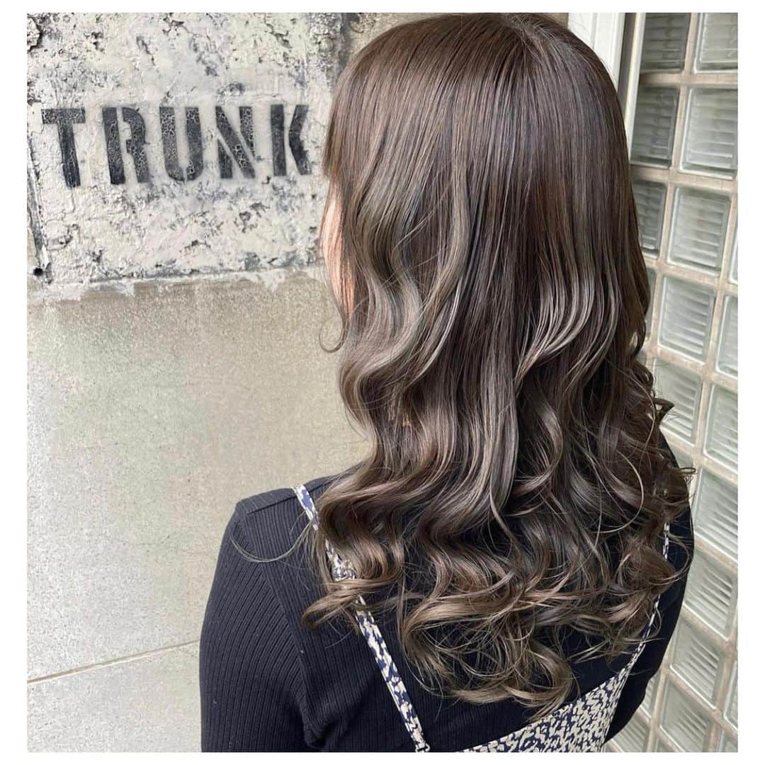 rinaのインスタグラム：「@yoooheeey . 2021年 初カラー！ カーキ♡♡♡ くすみ系で透明感あるのすご☺︎ . #TRUNK #カラー #ヘアカラー #ヘア #ヘアー #カーキ #グレージュ #ブリーチ #ヘアアレンジ #サロン #メイク #アイメイク #美容院 #hair #color #haircolor #beauty」