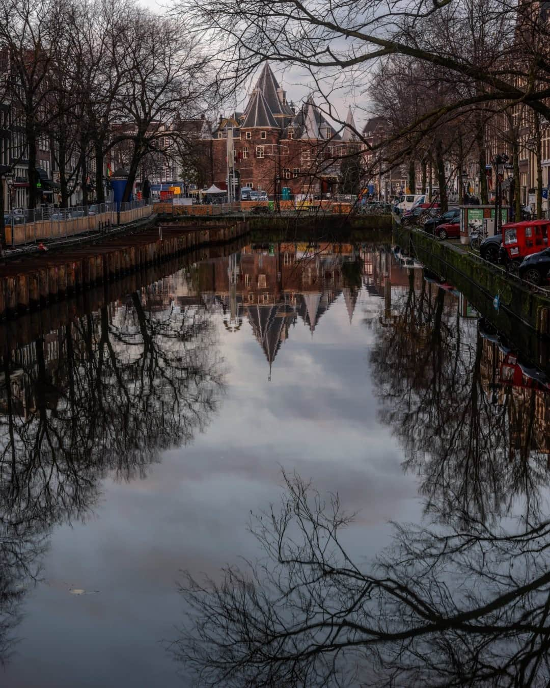 National Geographic Travelさんのインスタグラム写真 - (National Geographic TravelInstagram)「Photo by Muhammed Muheisen @mmuheisen / The Waag is reflected in a canal in Amsterdam, Netherlands. For more photos and videos from different parts of the world, follow me @mmuheisen and @mmuheisenpublic. #muhammedmuheisen #Amsterdam #Netherlands」1月24日 12時34分 - natgeotravel