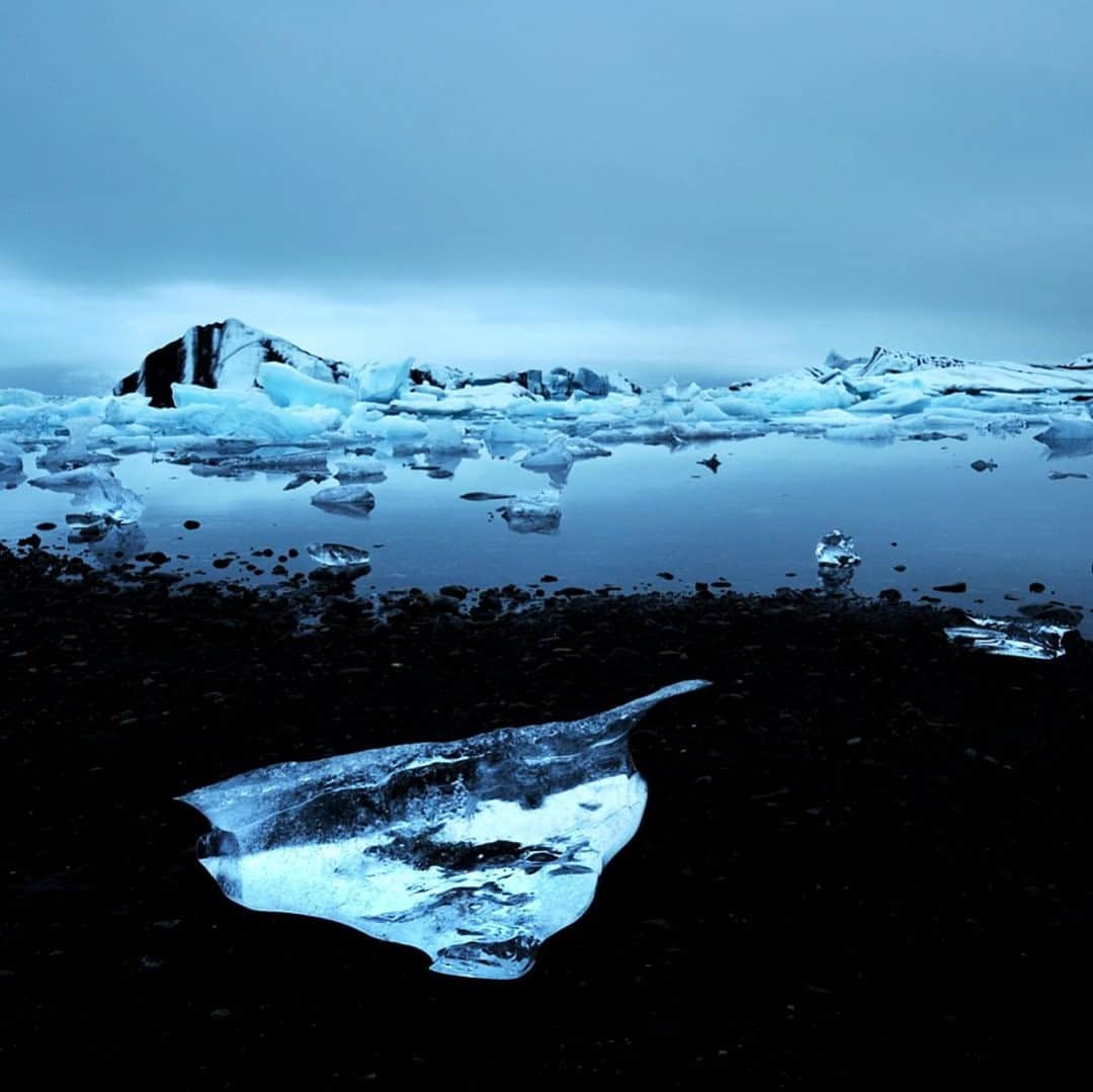 のインスタグラム：「Photo by @mattiasklumofficial / Sculpted natural works of art on the shore of the glacial lake Jökulsárlón near Vatnajökull National Park. This lake quite recently became the largest on Iceland since its glacial retreat extended its boundaries. I have many favourite places on Iceland and this is definitely one of them. Please follow @mattiasklumofficial for more of my images and films from around the world. #jökulsárlón #vatnajökull #landscape @alexandrovklumofficial」