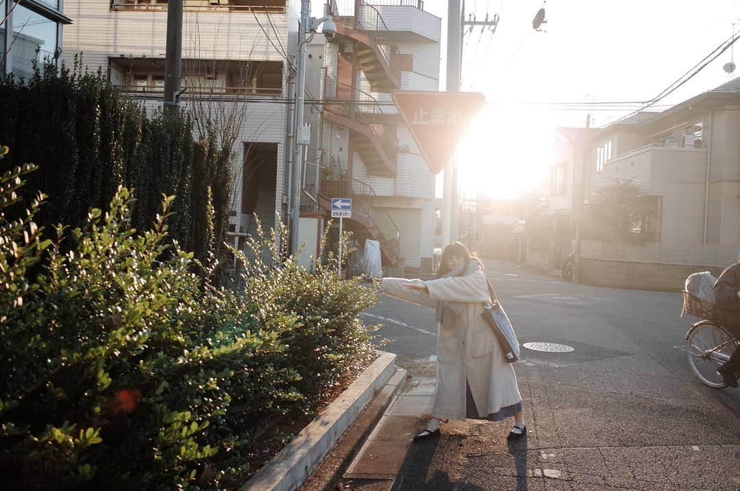 桜羽萌子のインスタグラム：「へーんしんっおにぎり！🍙🍙🍙 . . . . . . . . . . . . photo by架見あき . . . . . . . . . . . . . #なんでもないただの道が好き #帰り道は遠回りしたくなる #もっと世界を楽しもう #coregraphy  #photo_jpn  #その瞬間に物語を  #ファインダー越し私の世界  #キリトリセカイ #写真撮ってる人と繋がりたい  #東京カメラ部  #portraitmodel #good_portraits_world  #followｍe  #photography  #物語のある写真  #model  #被写体になります #so4u #zoff #basic #idem #drogheriaCrivellini #無印良品 #ootd #154センチコーデ #おにぎり #おにぎり大好き  #おにぎりポーズ」