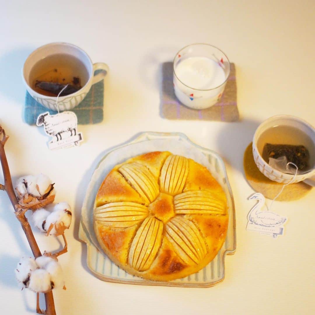 木村涼子さんのインスタグラム写真 - (木村涼子Instagram)「2021.1.24 昨日は主人のお誕生日🎂 りんごが沢山あったので、りんごのケーキを焼きました。 このケーキ、昔　@jolijolidayo ちゃんにうちで作り方を教わったなぁ その時一緒に習った　@koumetojiji ちゃんもこの間作っていて、無性に食べたかったのです。  夜ご飯は、雨の中みんなで桝形商店街まで買いに行ったお刺身。 そして小松菜の胡麻和えと、白菜とナメコと麩の味噌汁。 お刺身がすごく美味しかった♡ これは時々買いに行かなければ。 #りんごケーキ　#りんご🍎　#🍎 #紅茶　#ロミユニ　#お刺身　#お刺身盛り合わせ #桝形商店街」1月24日 12時27分 - kimuryou