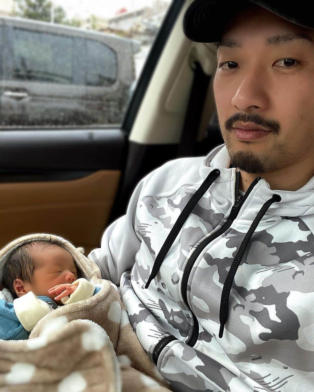 宮代東生のインスタグラム：「1月20日生まれ 燈生　とうま　と決まりました。 世の中を燈で照らし、また、他の燈になれるように生きてほしい。 そんな願いを込めて。 本日退院。そして初めましてです。  コロナのおかげで立ち会いも面会も出来なかった。 出産お疲れ様。ありがとうね。  今年は子供達と楽しく過ごせる1年にしたい。 娘、息子、妻、そして僕。7人になる笑 楽しいよな子供多いと。  #1月20日生まれ  #happybirthday  #初写真  #髭剃ってくればよかった」